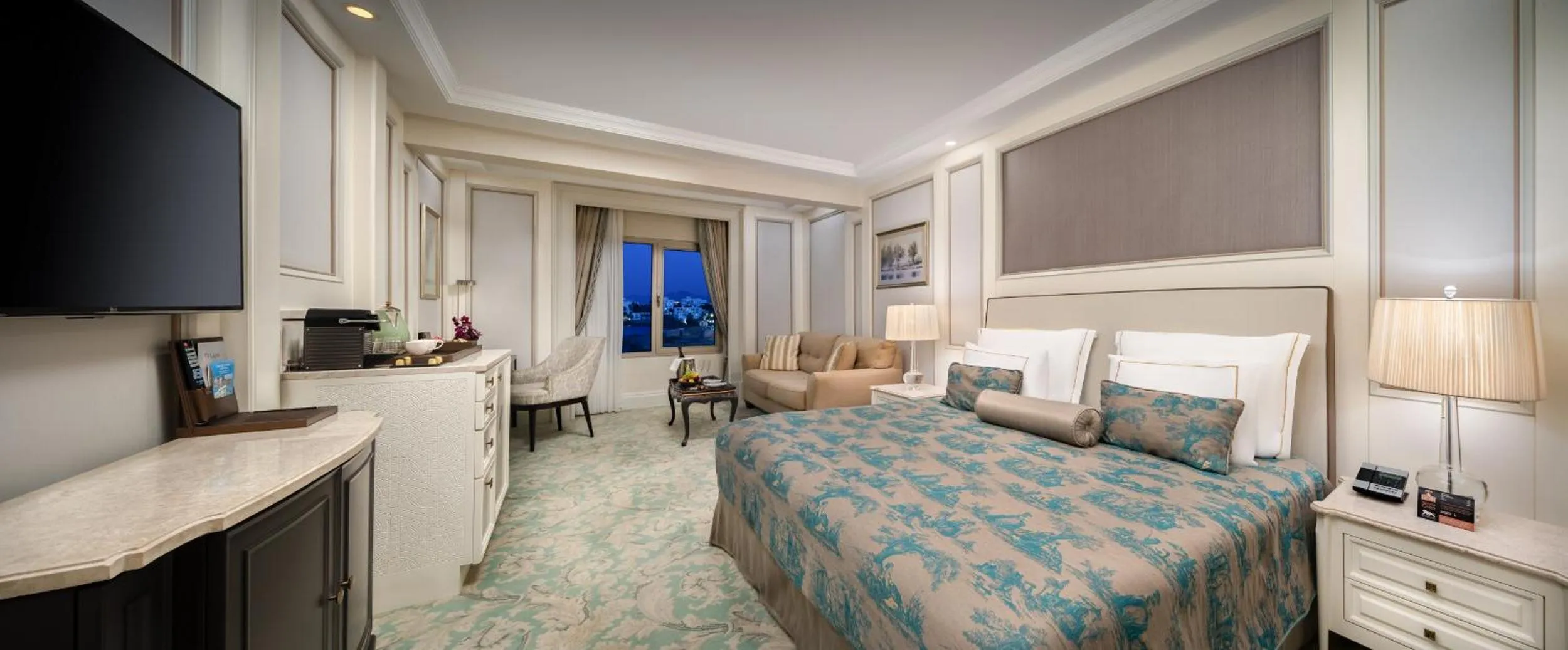 Bed in Les Ambassadeurs Hotel Casino&Marina