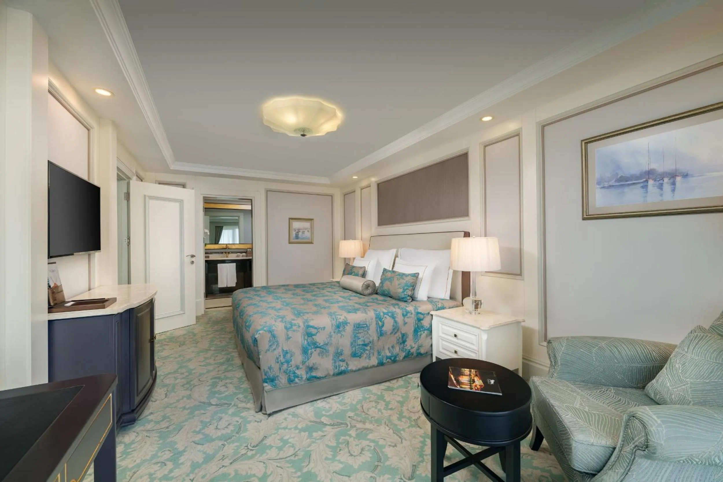 Bed in Les Ambassadeurs Hotel Casino&Marina