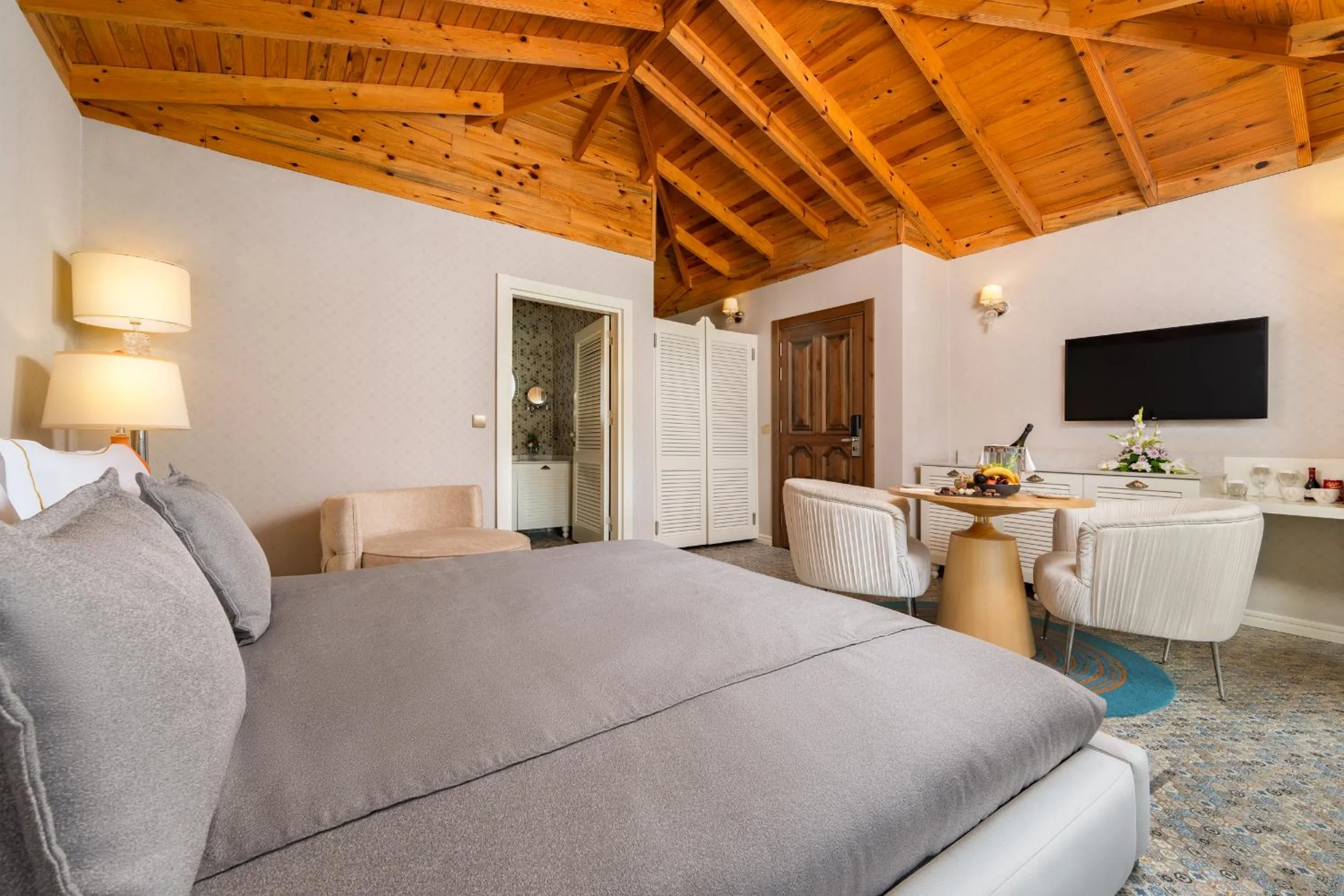 Bed in Les Ambassadeurs Hotel Casino&Marina