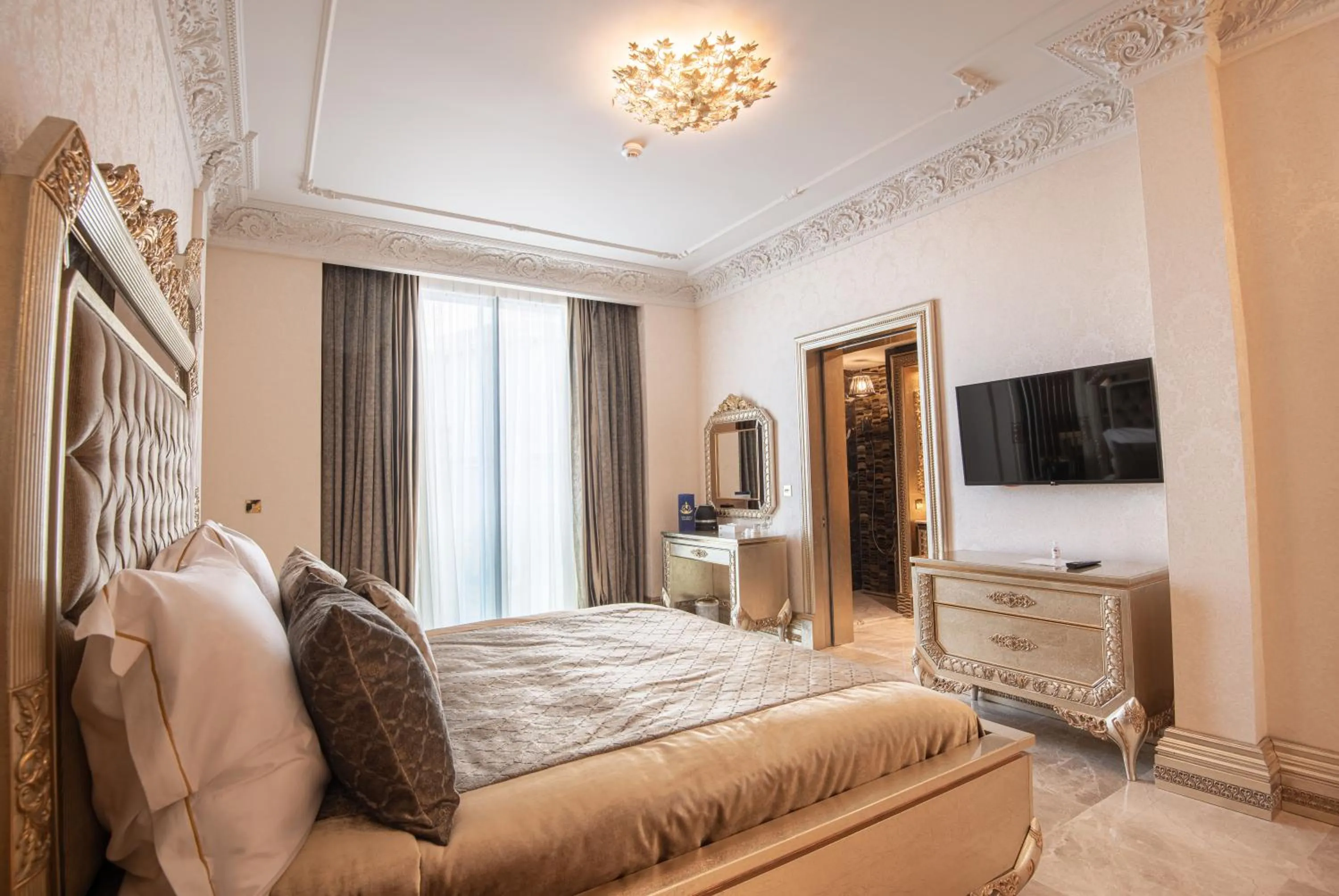 Bedroom, Bed in Les Ambassadeurs Hotel Casino&Marina