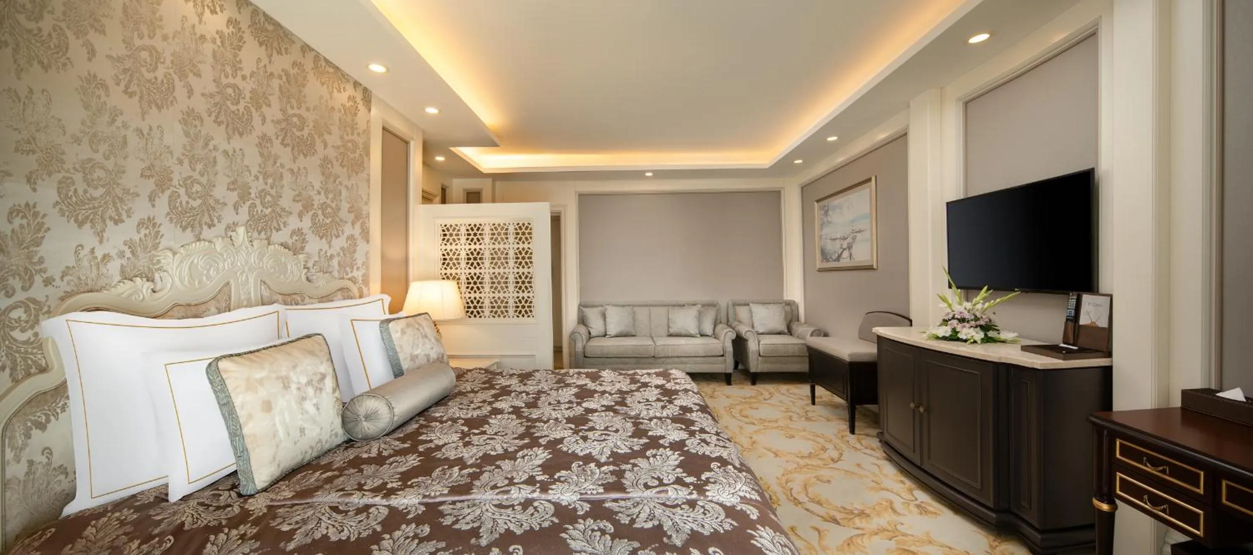 Bedroom, Bed in Les Ambassadeurs Hotel Casino&Marina