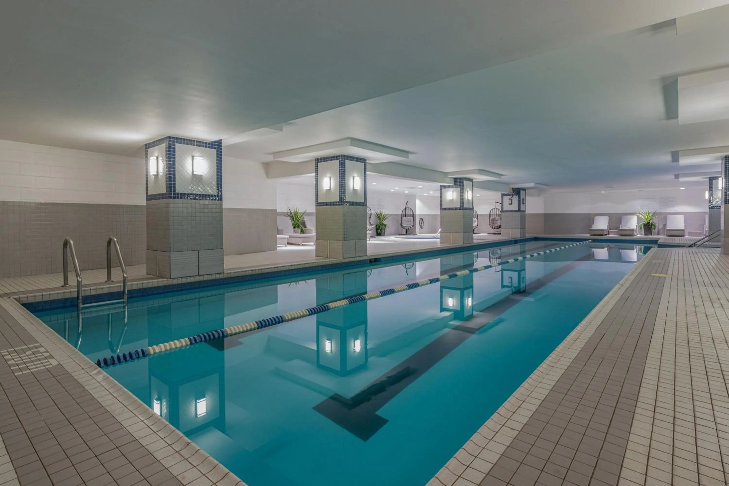 Swimming pool in Delta Hotels by Marriott Montreal