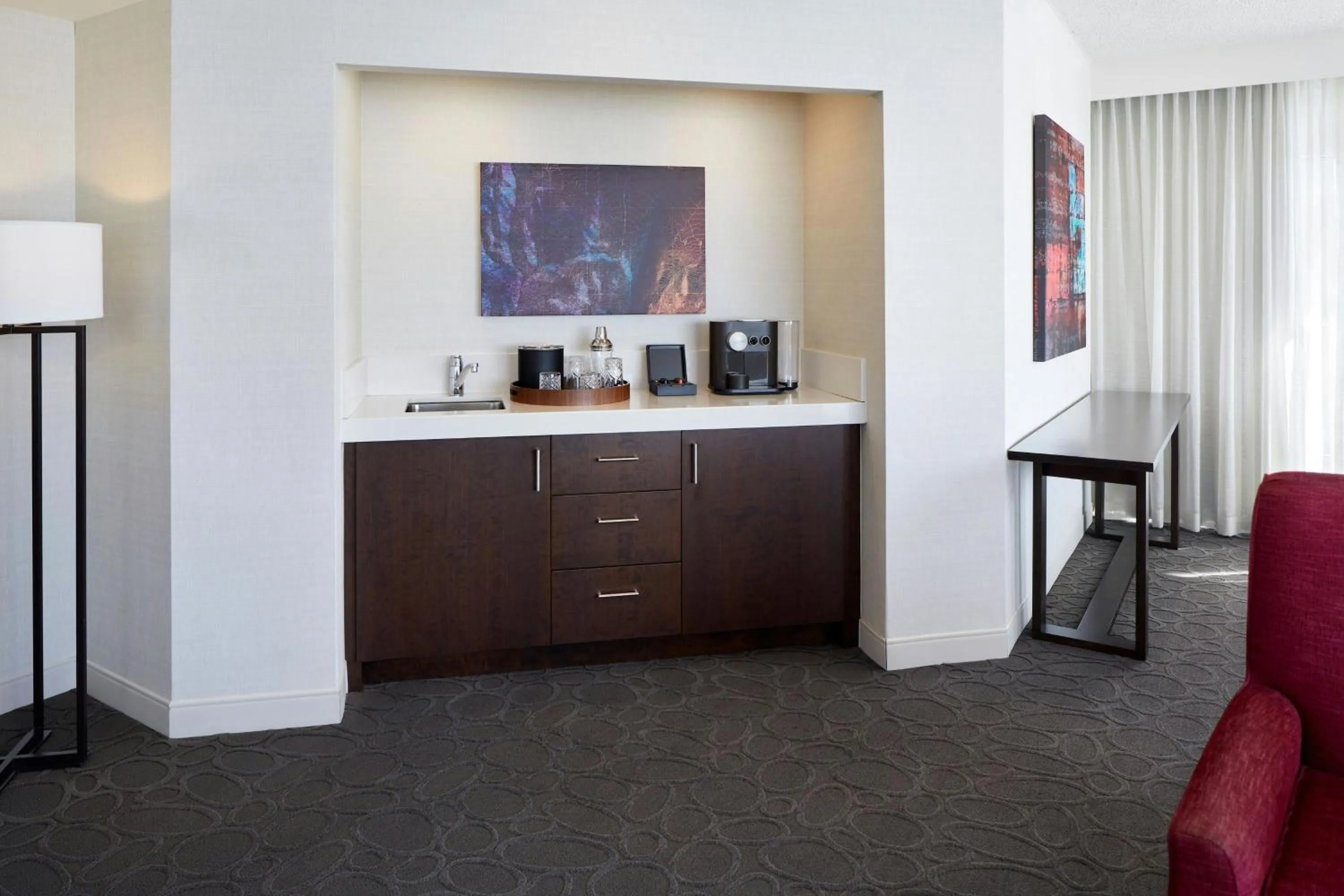 Lounge or bar in Delta Hotels by Marriott Montreal