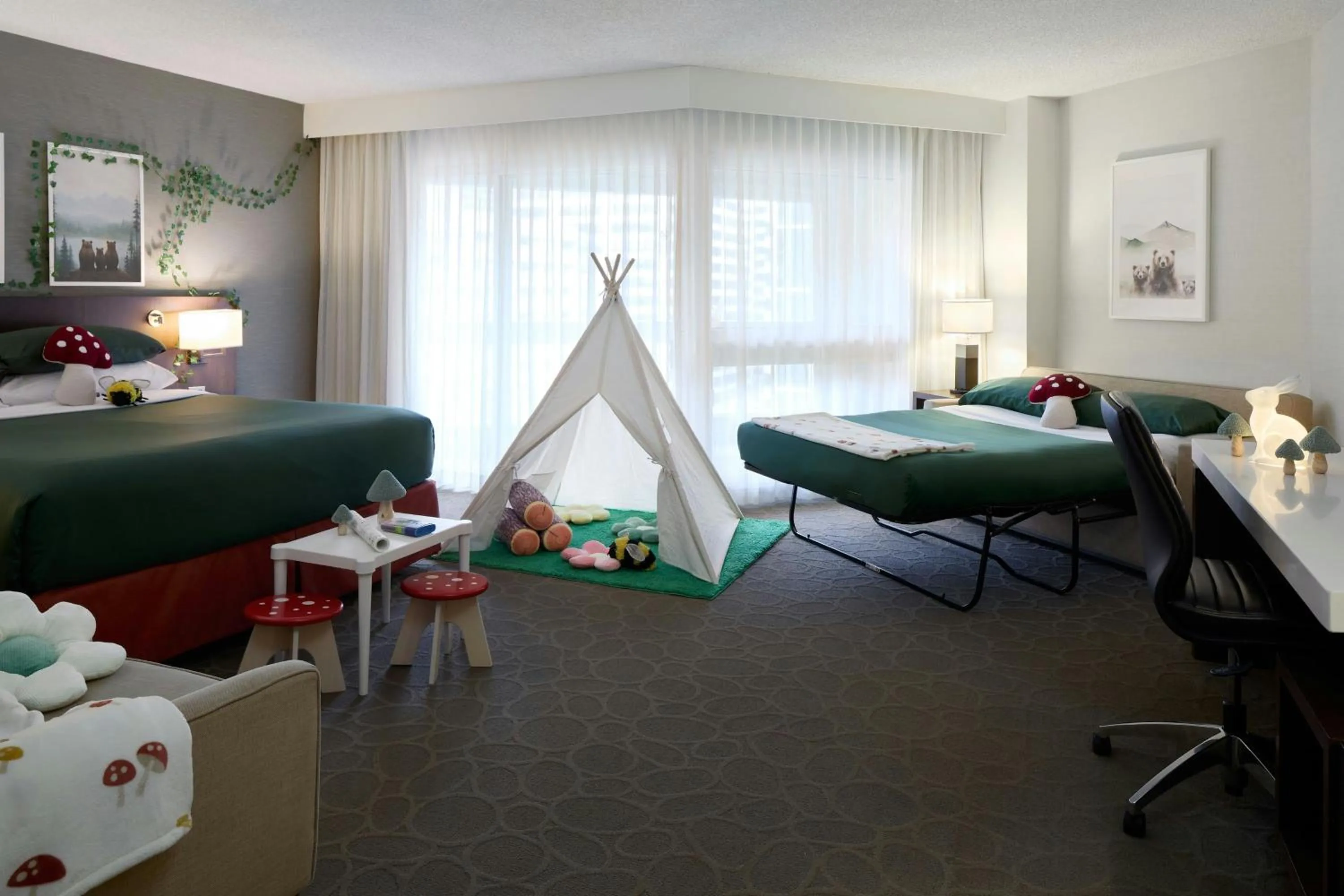 Photo of the whole room, Bed in Delta Hotels by Marriott Montreal