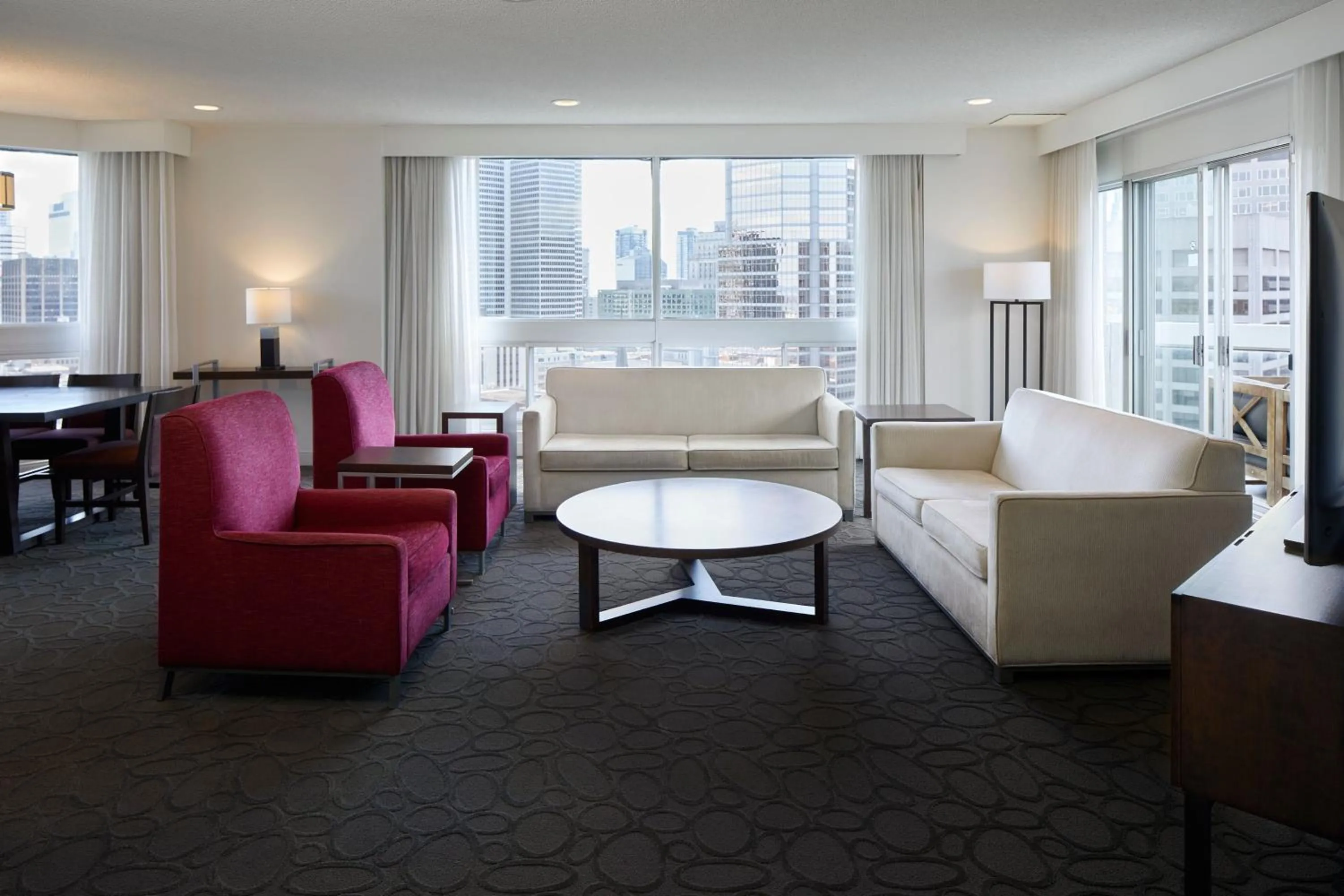 Living room in Delta Hotels by Marriott Montreal
