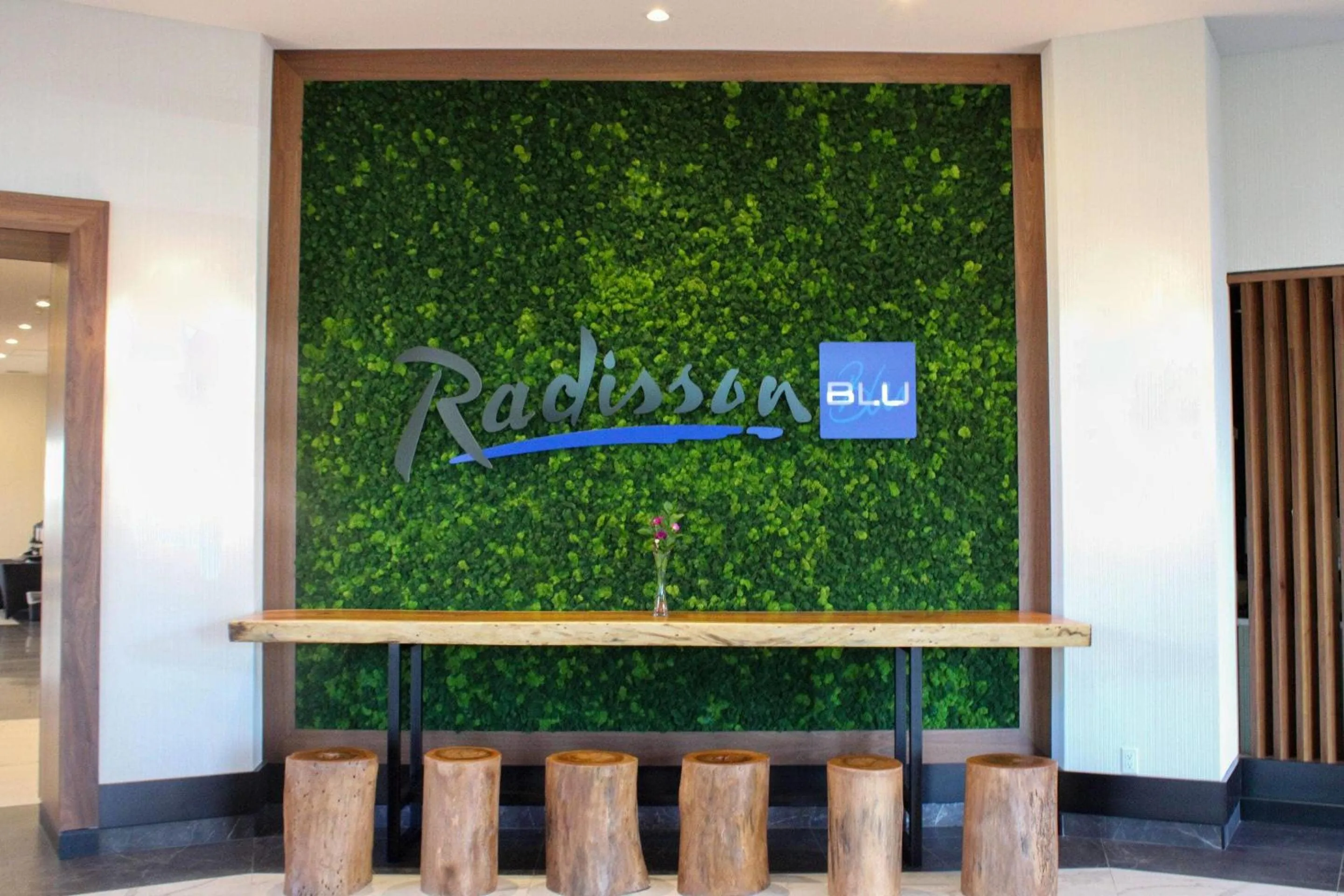 Lobby or reception in Radisson Blu Vancouver Airport Hotel & Marina