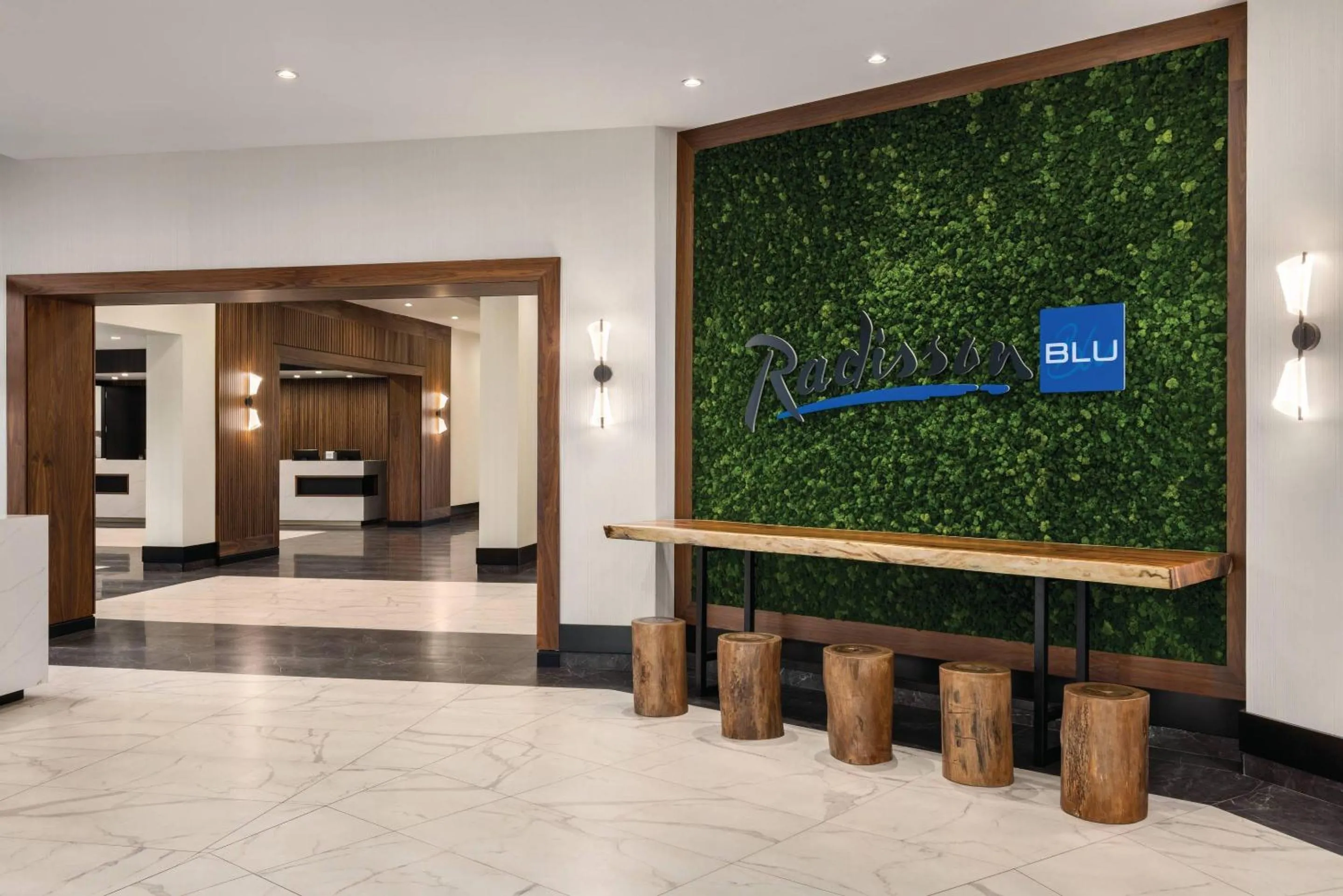 Lobby or reception in Radisson Blu Vancouver Airport Hotel & Marina