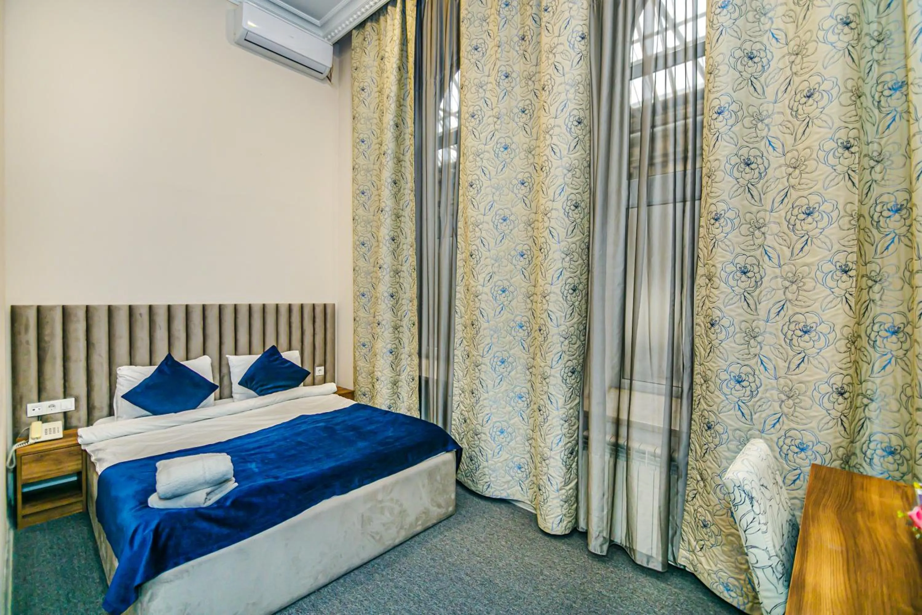 Photo of the whole room in GREEN PARK iNN