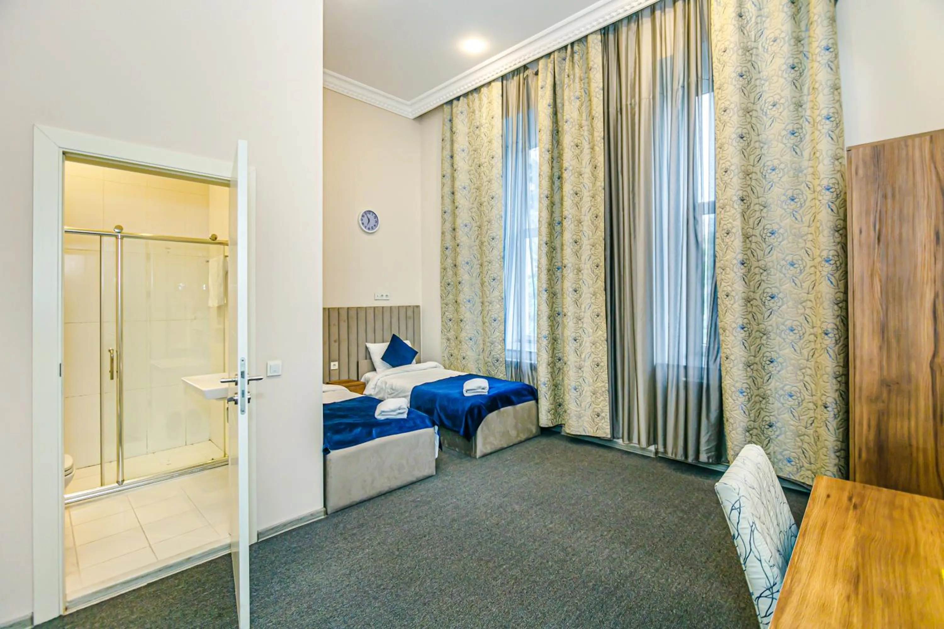 Photo of the whole room in GREEN PARK iNN