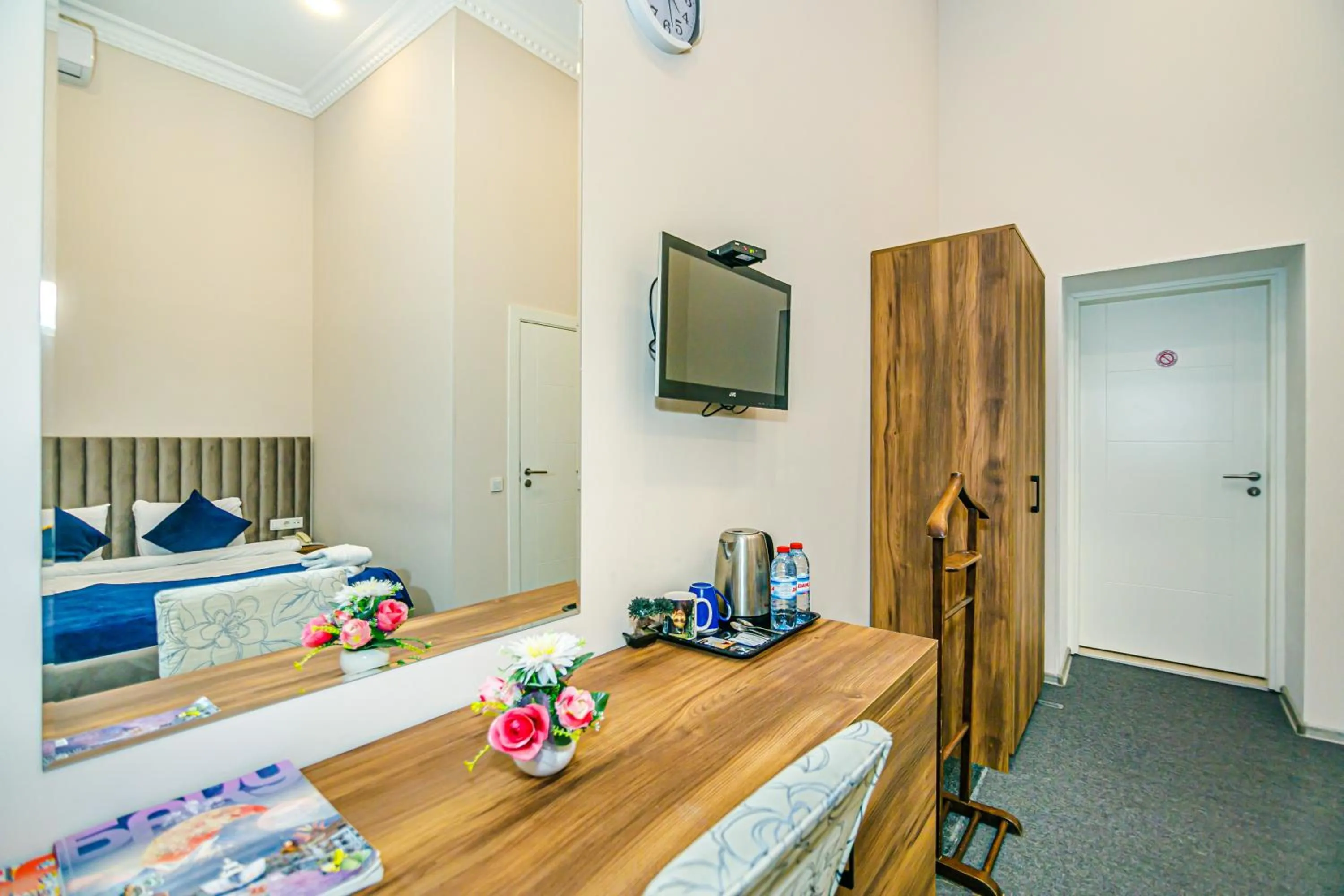 Photo of the whole room in GREEN PARK iNN