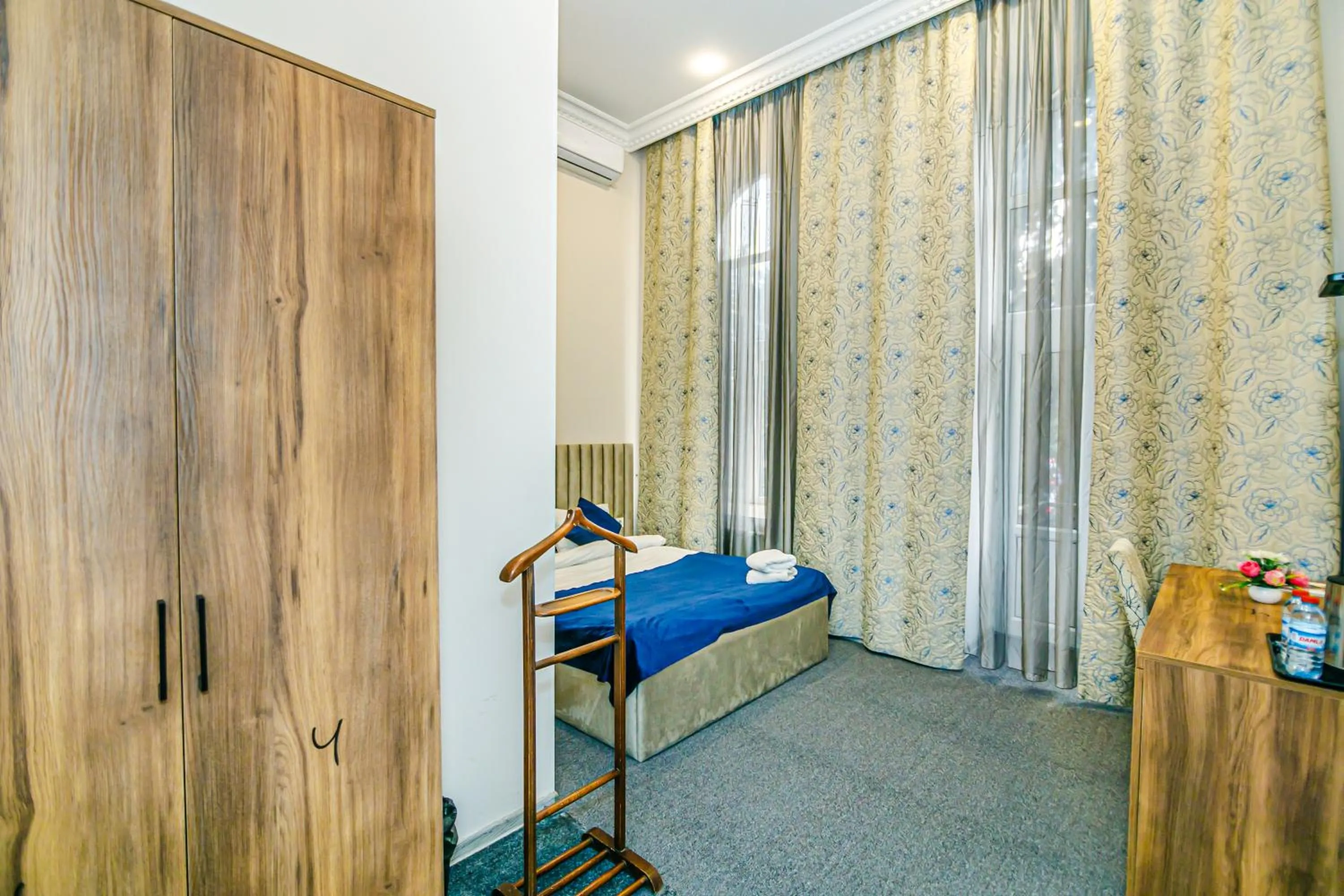 Photo of the whole room in GREEN PARK iNN