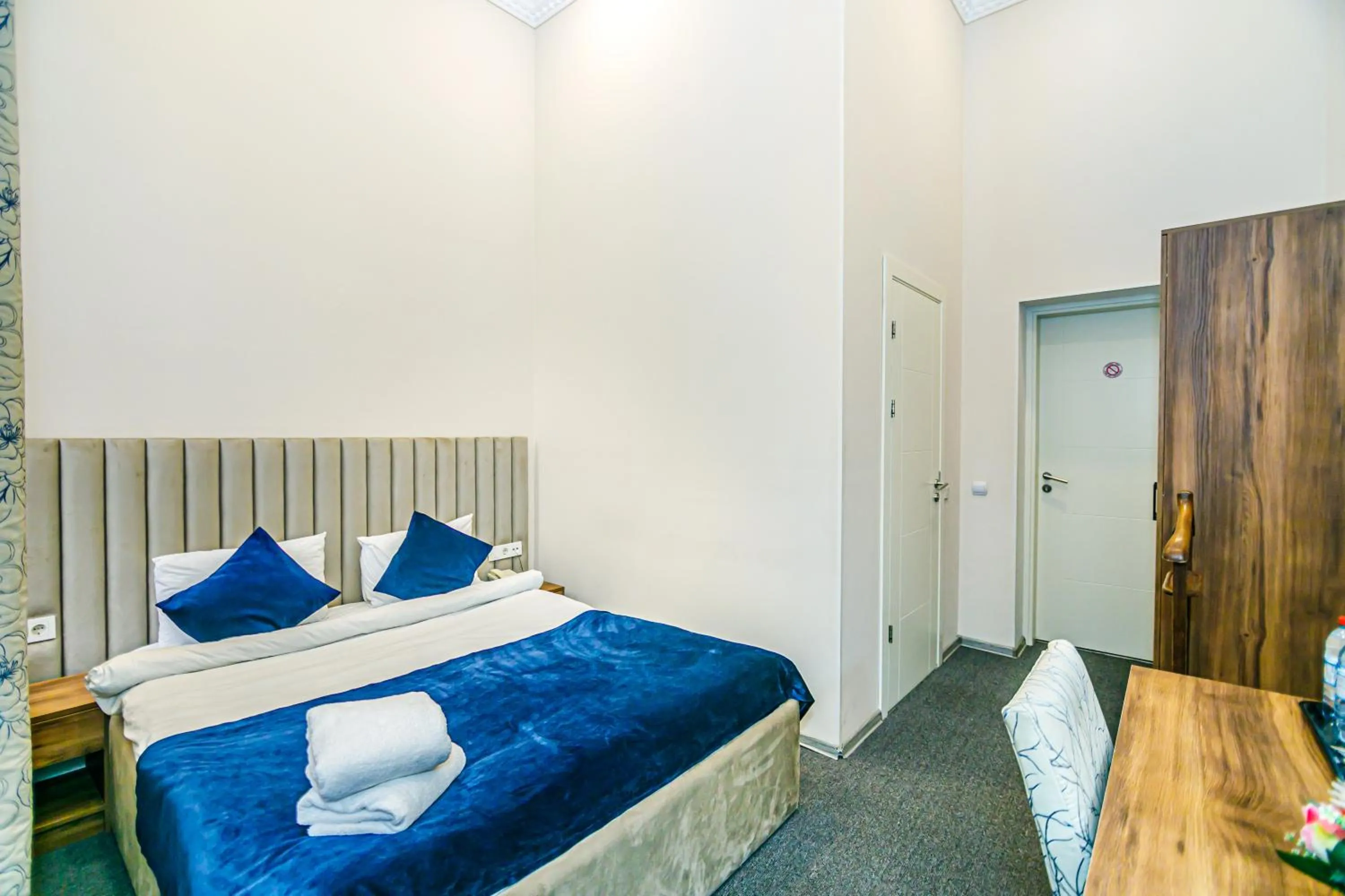 Photo of the whole room in GREEN PARK iNN