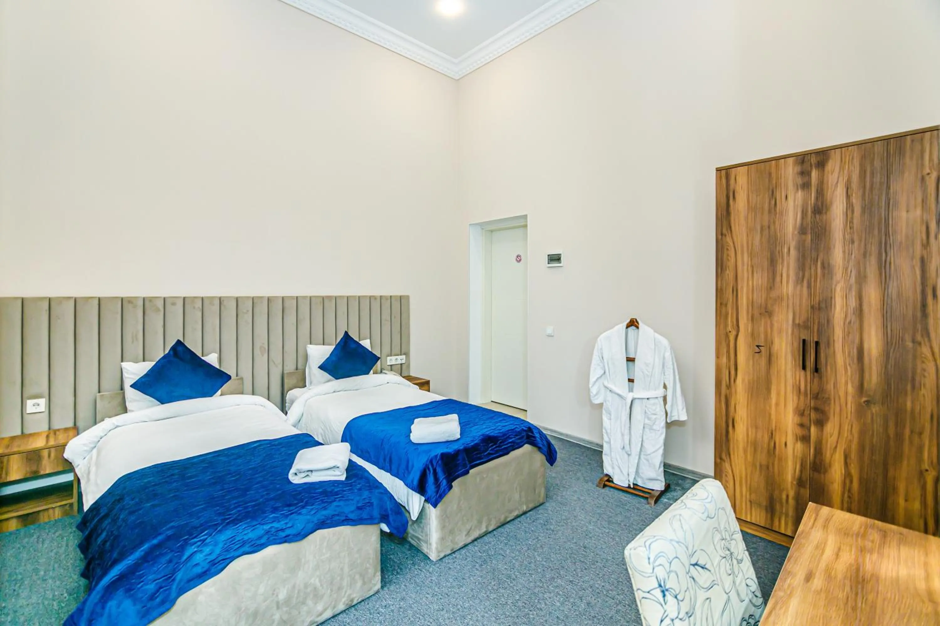 Photo of the whole room in GREEN PARK iNN