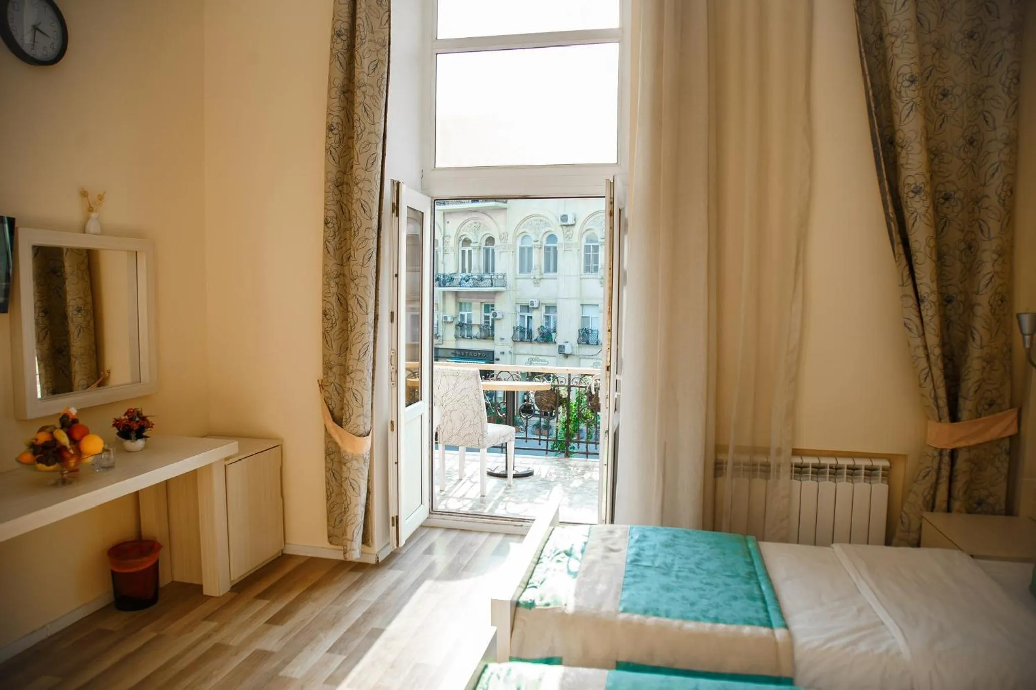 Nearby landmark, Bed in Bristol Hotel