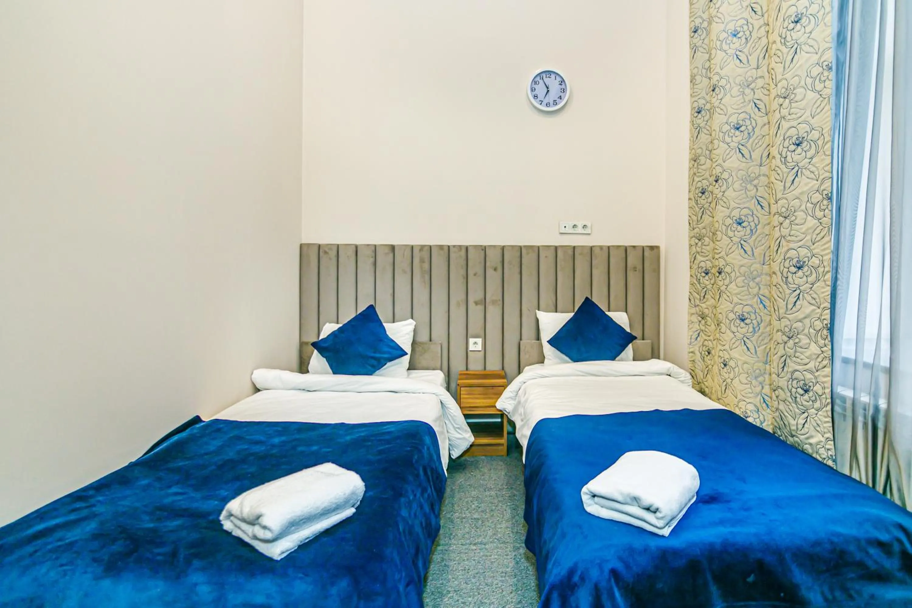 Bed in GREEN PARK iNN