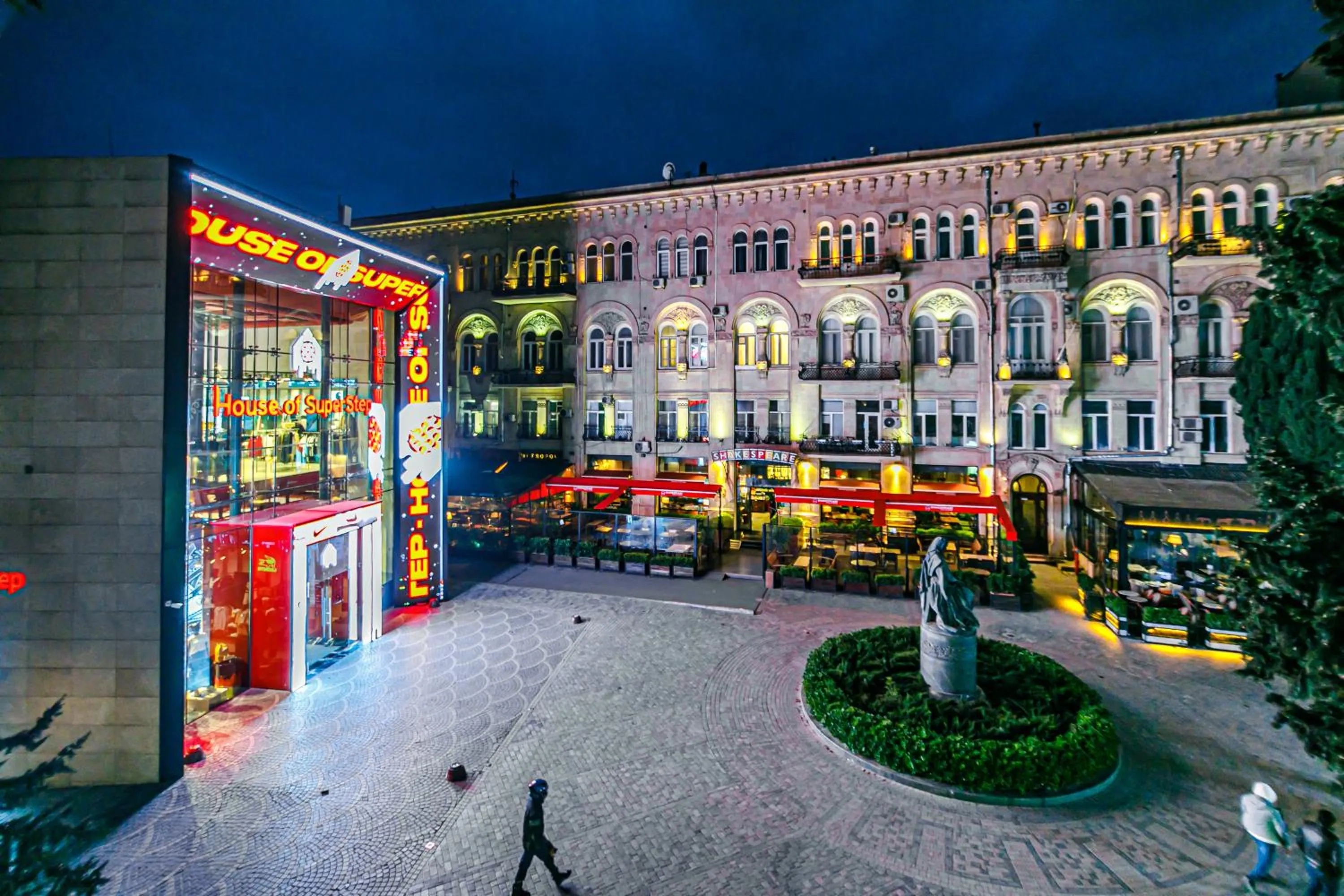 Night in GREEN PARK iNN