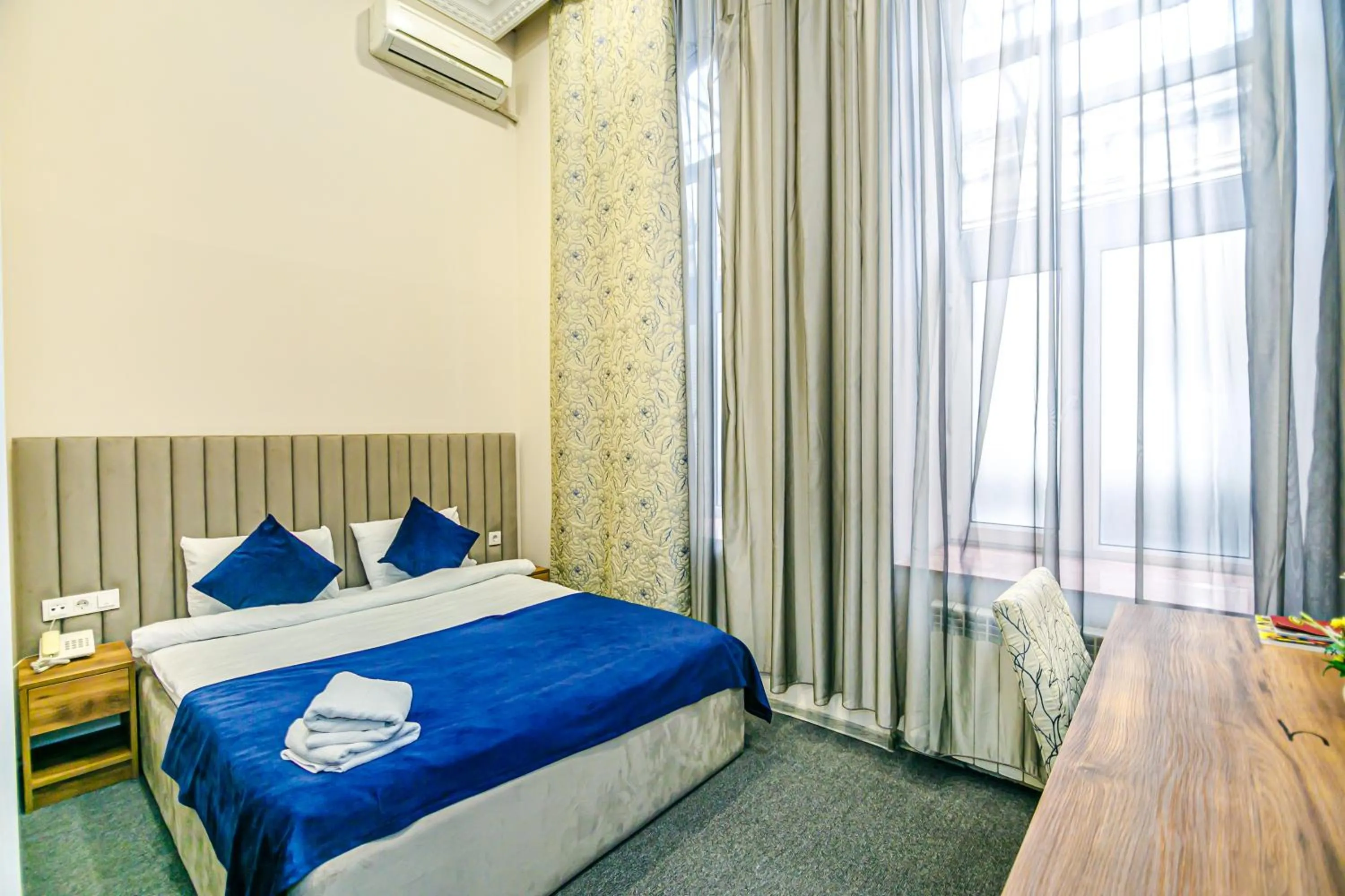 Photo of the whole room in GREEN PARK iNN