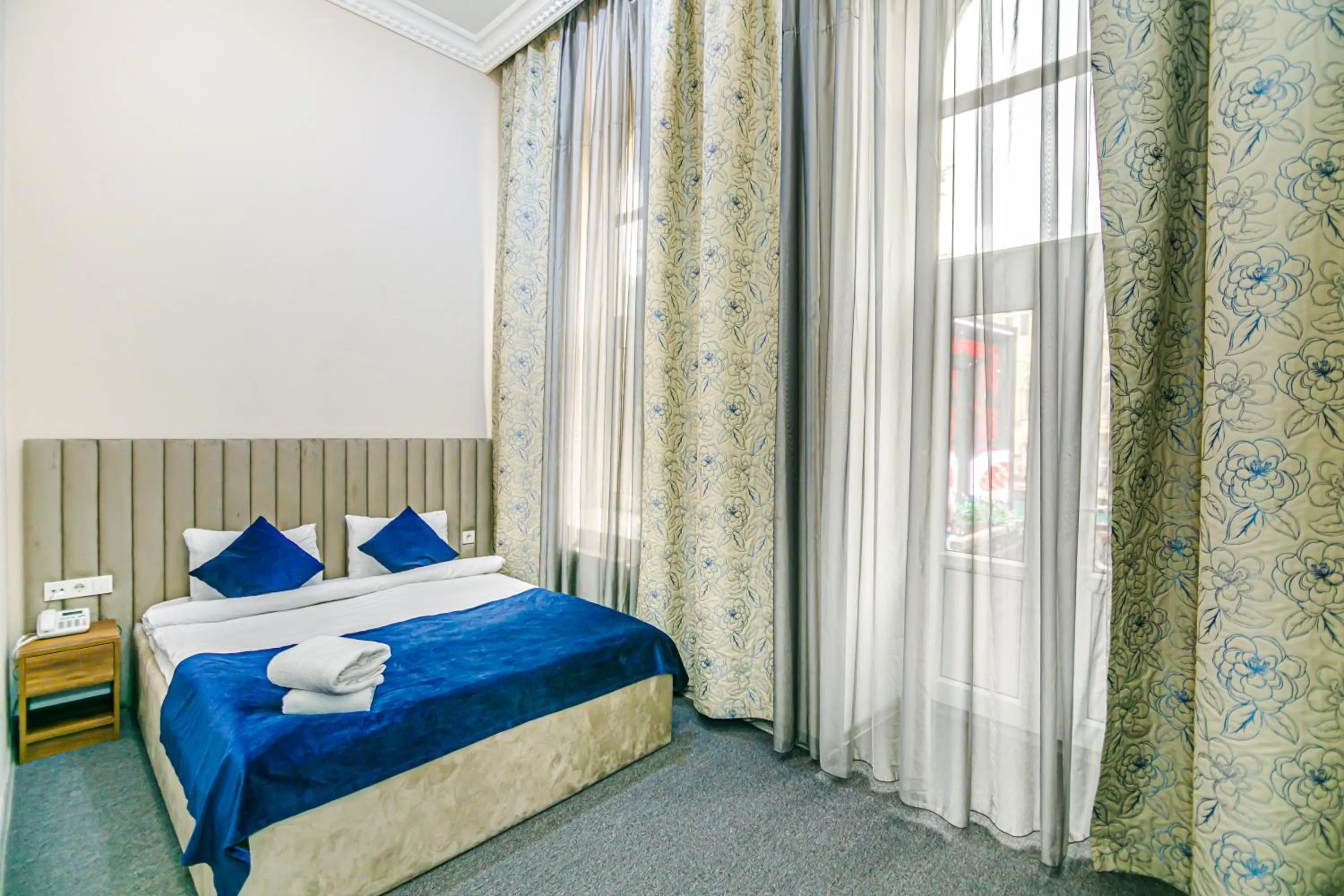 Bed in GREEN PARK iNN