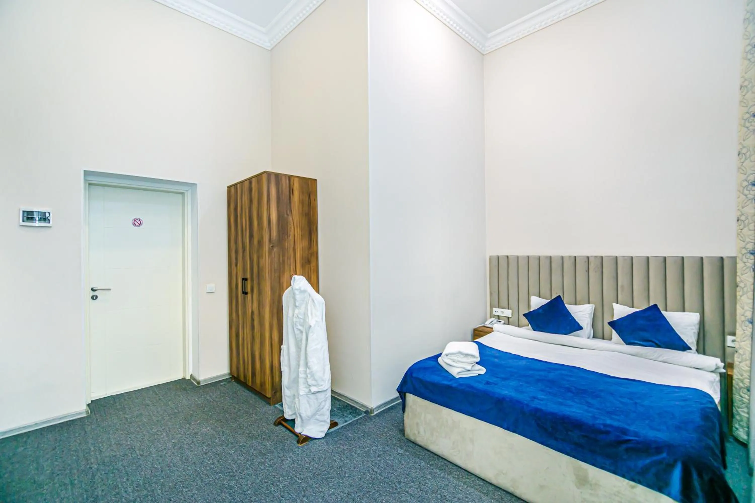 Photo of the whole room in GREEN PARK iNN