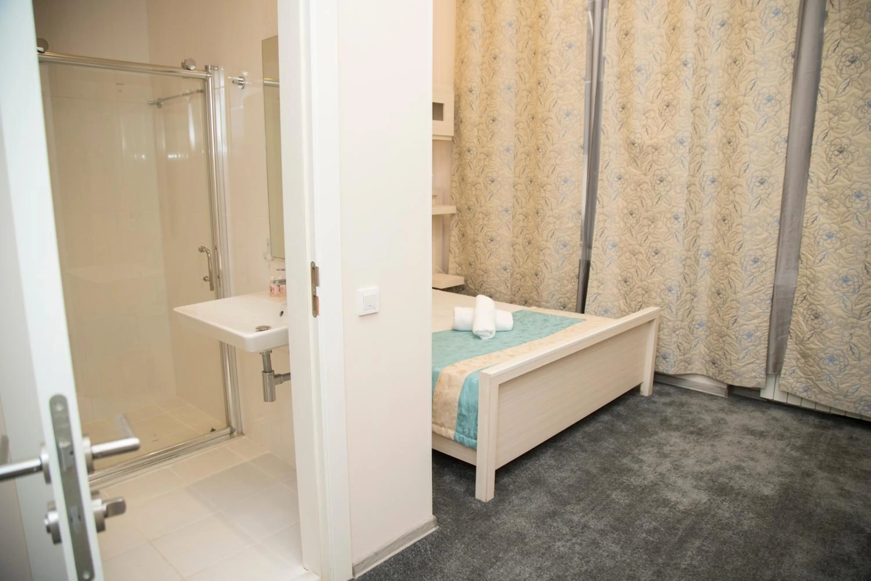 Shower, Bed in Bristol Hotel