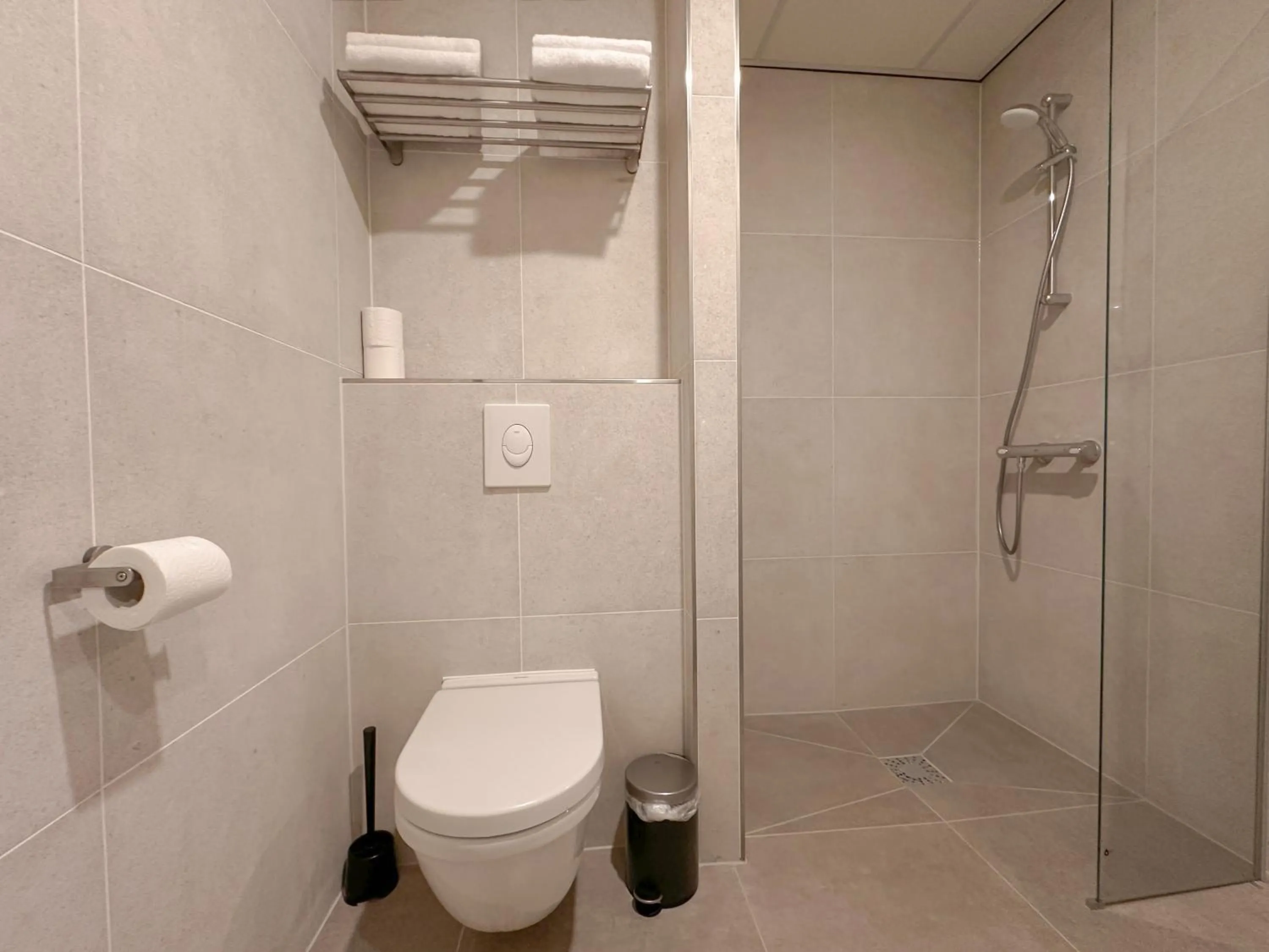 Shower in HOTELUX Amsterdam Airport Hotel