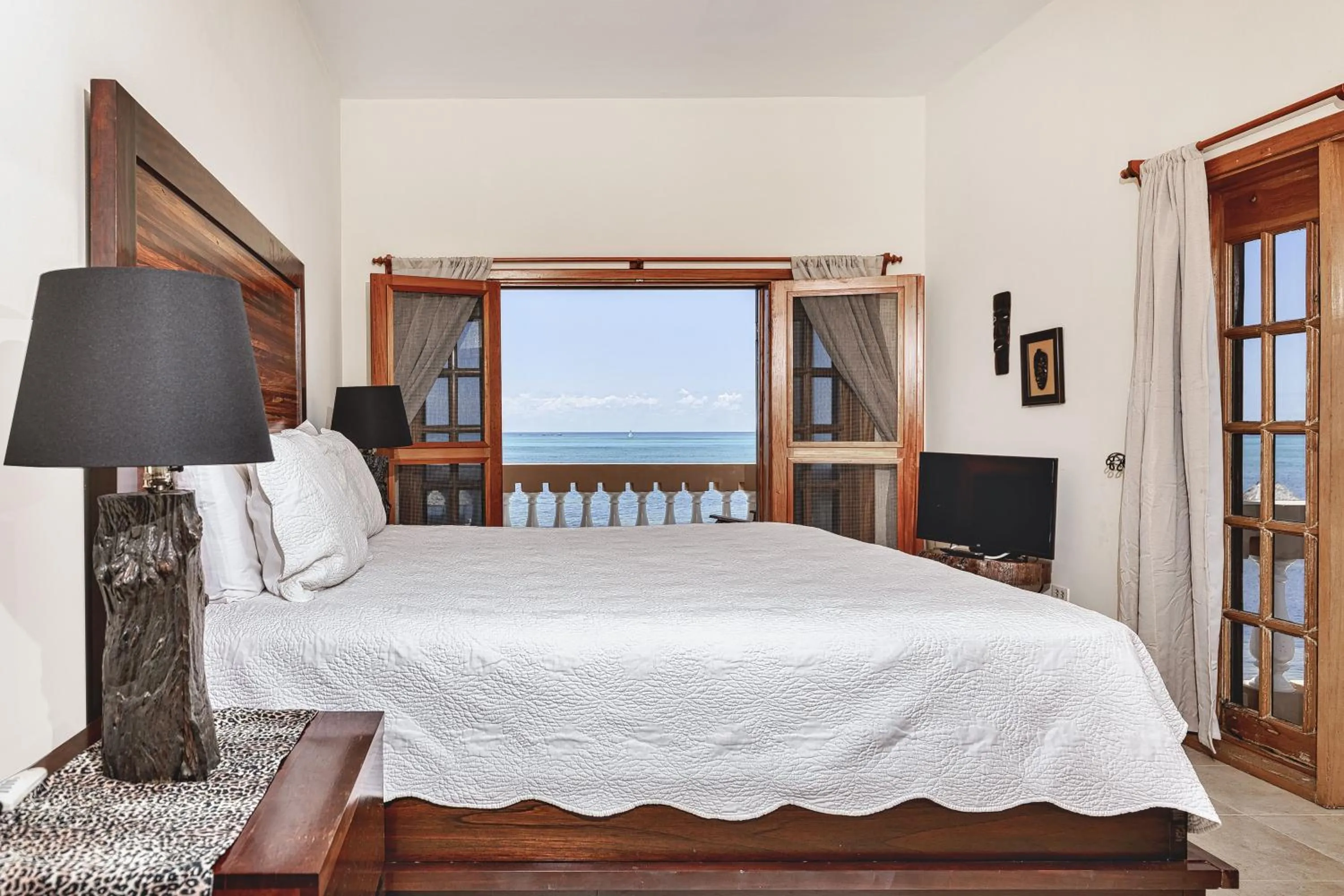 Bed in Hol Chan Reef Resort & Villas