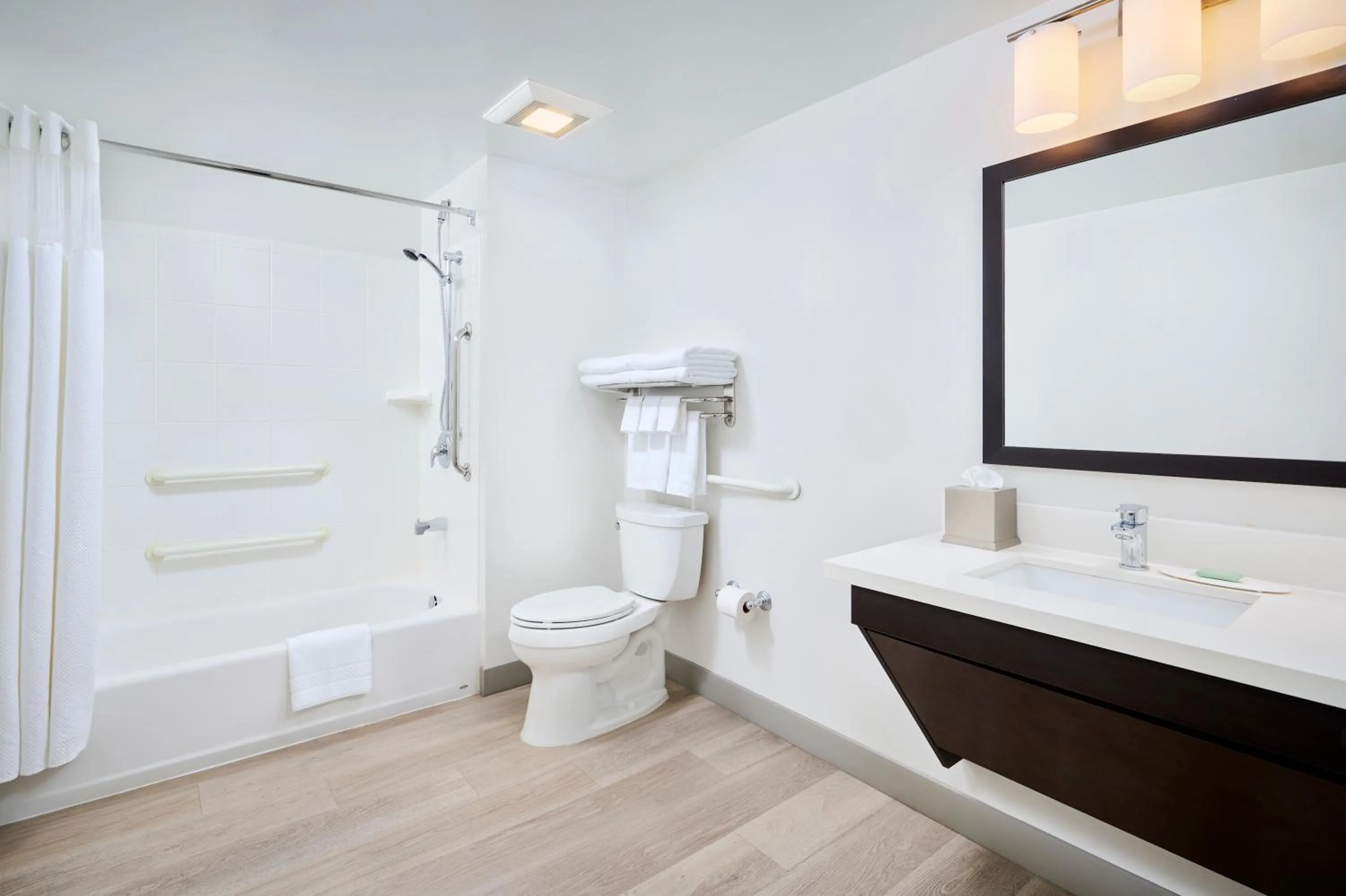 Shower in TownePlace Suites by Marriott Mississauga-Airport Corporate Centre