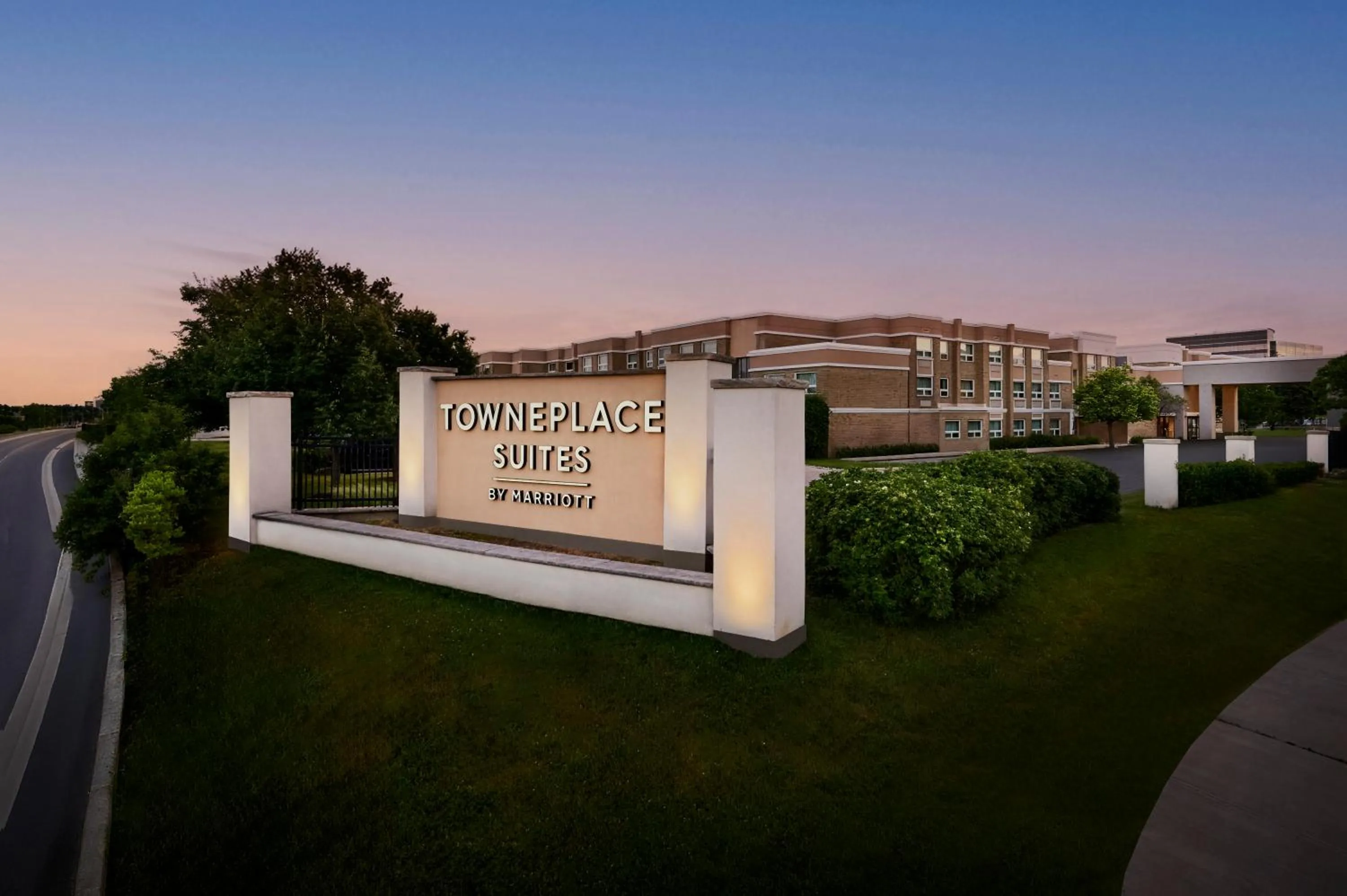 Property building in TownePlace Suites by Marriott Mississauga-Airport Corporate Centre