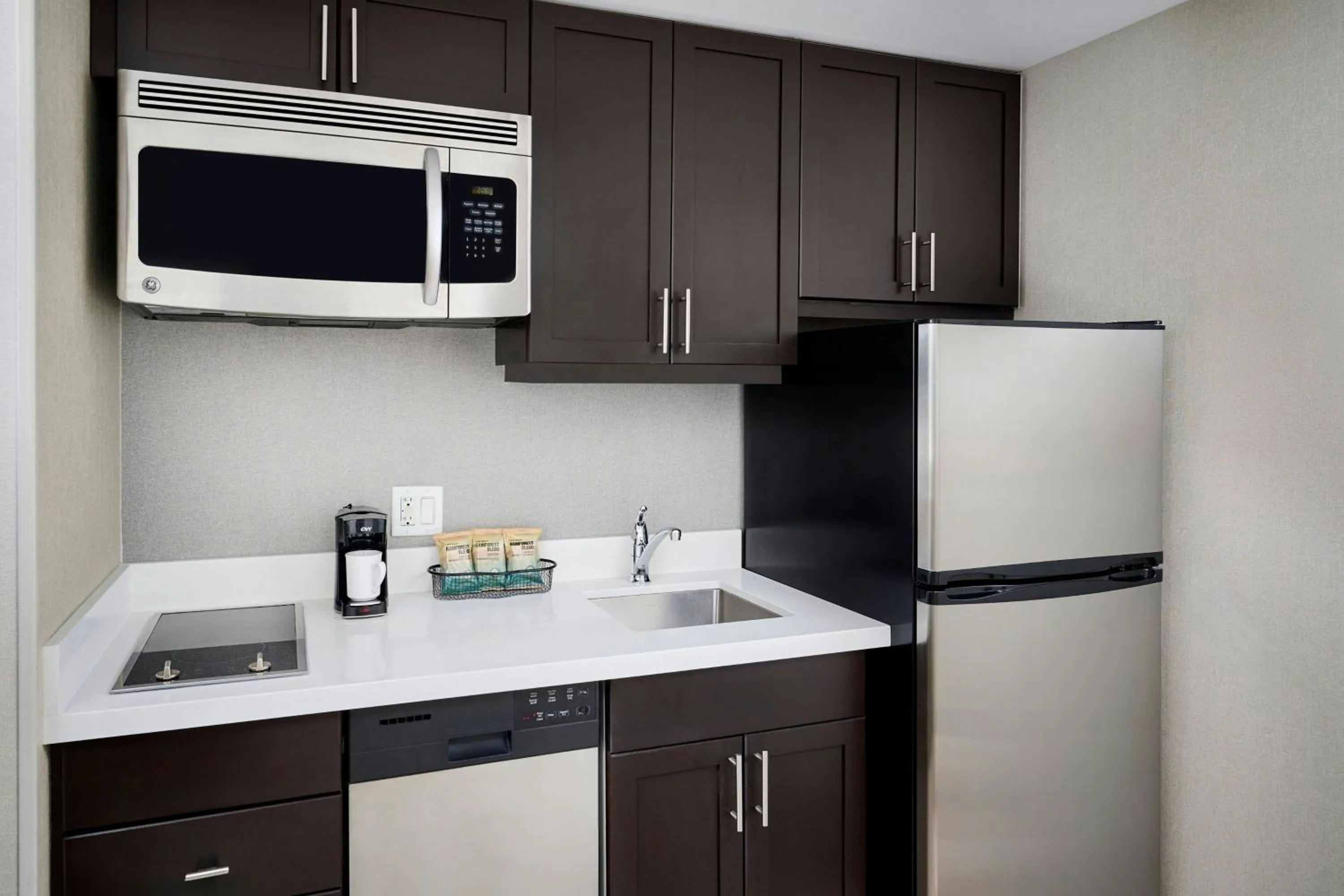 Kitchen or kitchenette in TownePlace Suites by Marriott Mississauga-Airport Corporate Centre