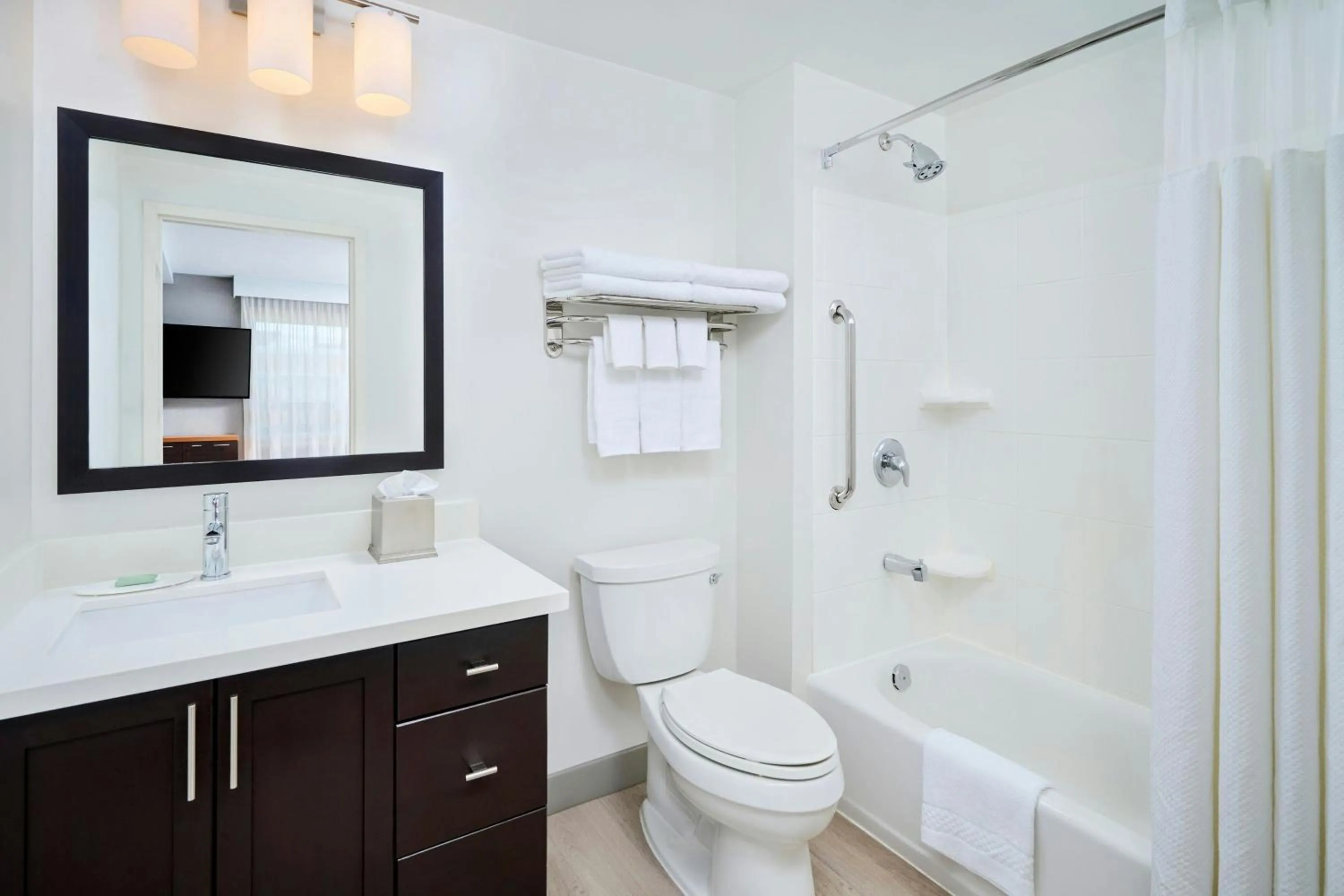 Bathroom in TownePlace Suites by Marriott Mississauga-Airport Corporate Centre