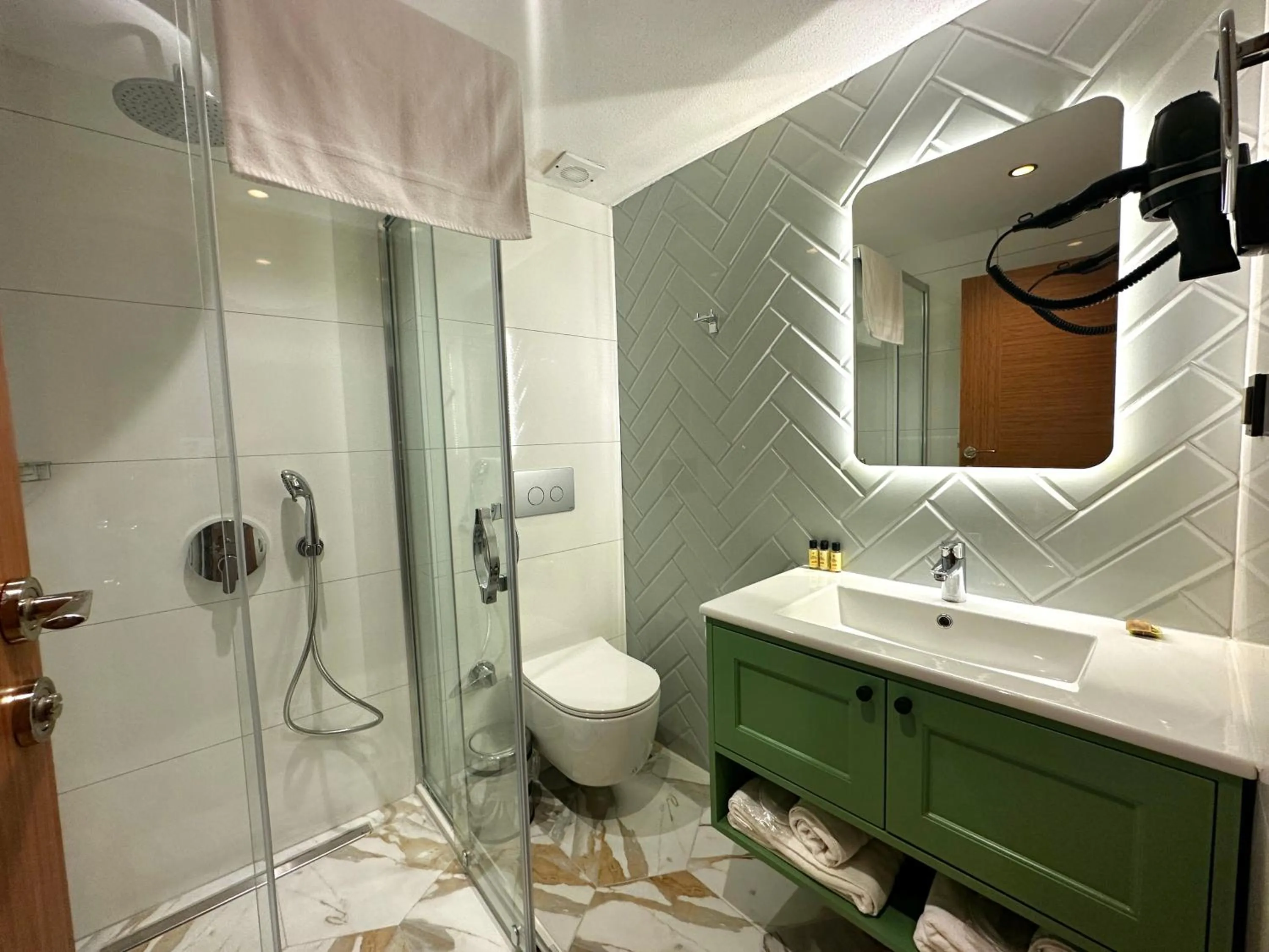 Shower in Oikos Bozcaada