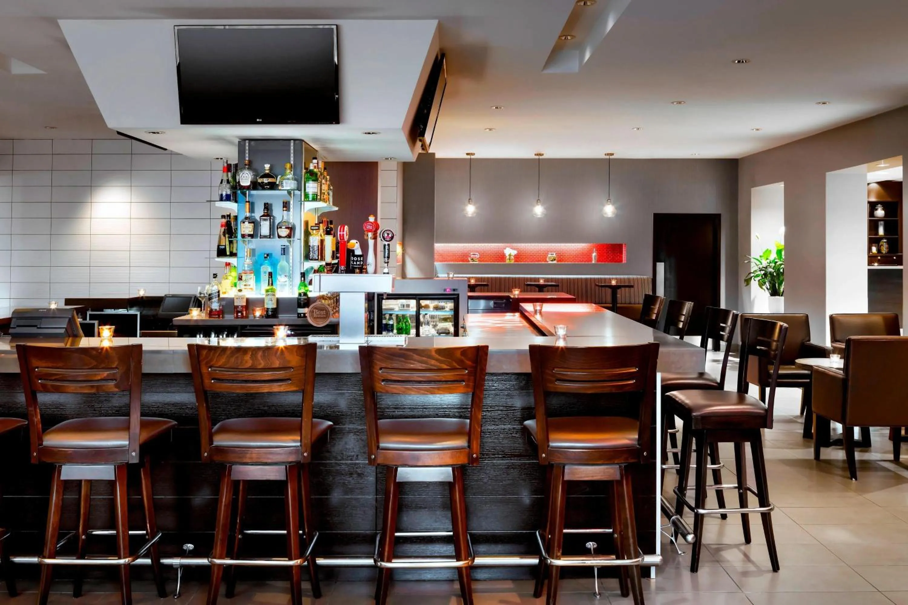 Lounge or bar in Four Points by Sheraton Mississauga Meadowvale