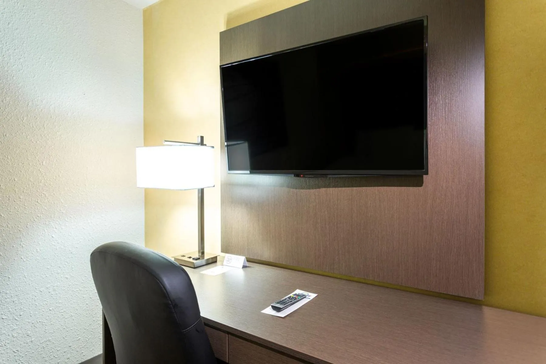 TV and multimedia in Days Inn by Wyndham Fallsview