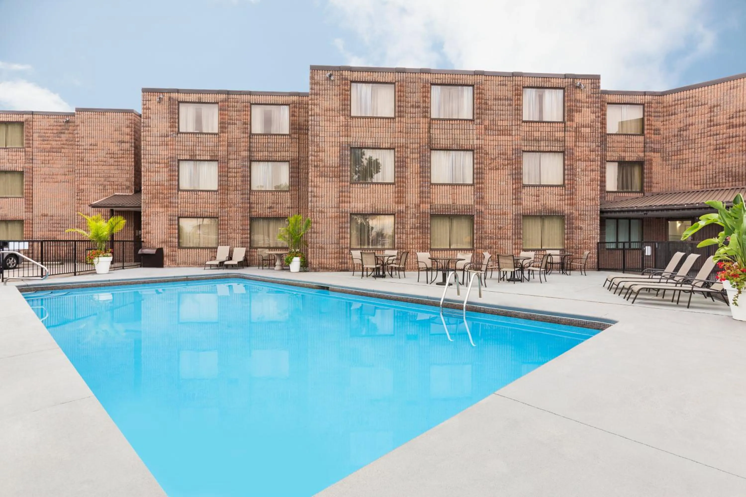 Swimming pool in Days Inn by Wyndham Fallsview