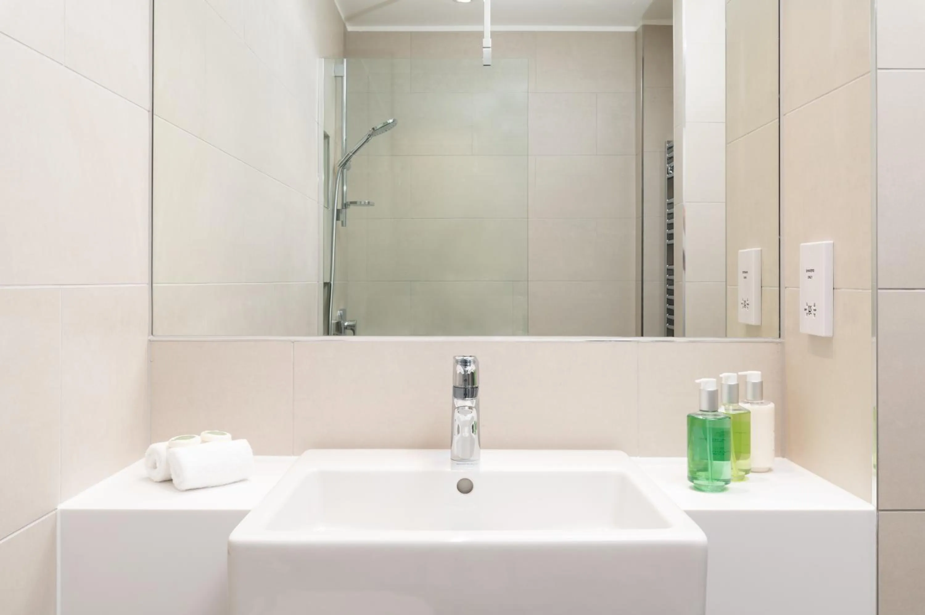 Shower in The Lincoln Suites