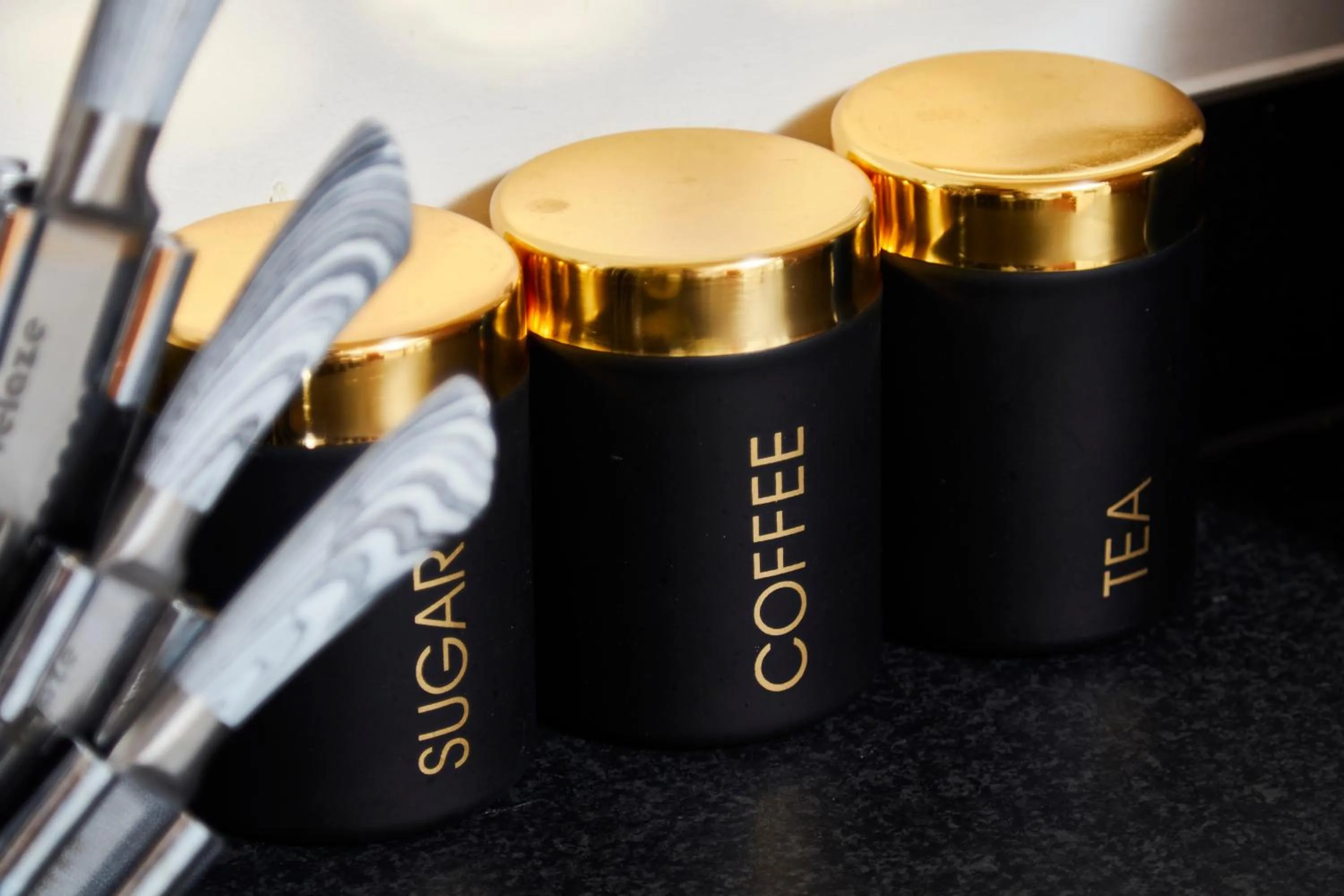 Kitchen or kitchenette in Deluxe City Centre Apt Free Parking River View Balcony