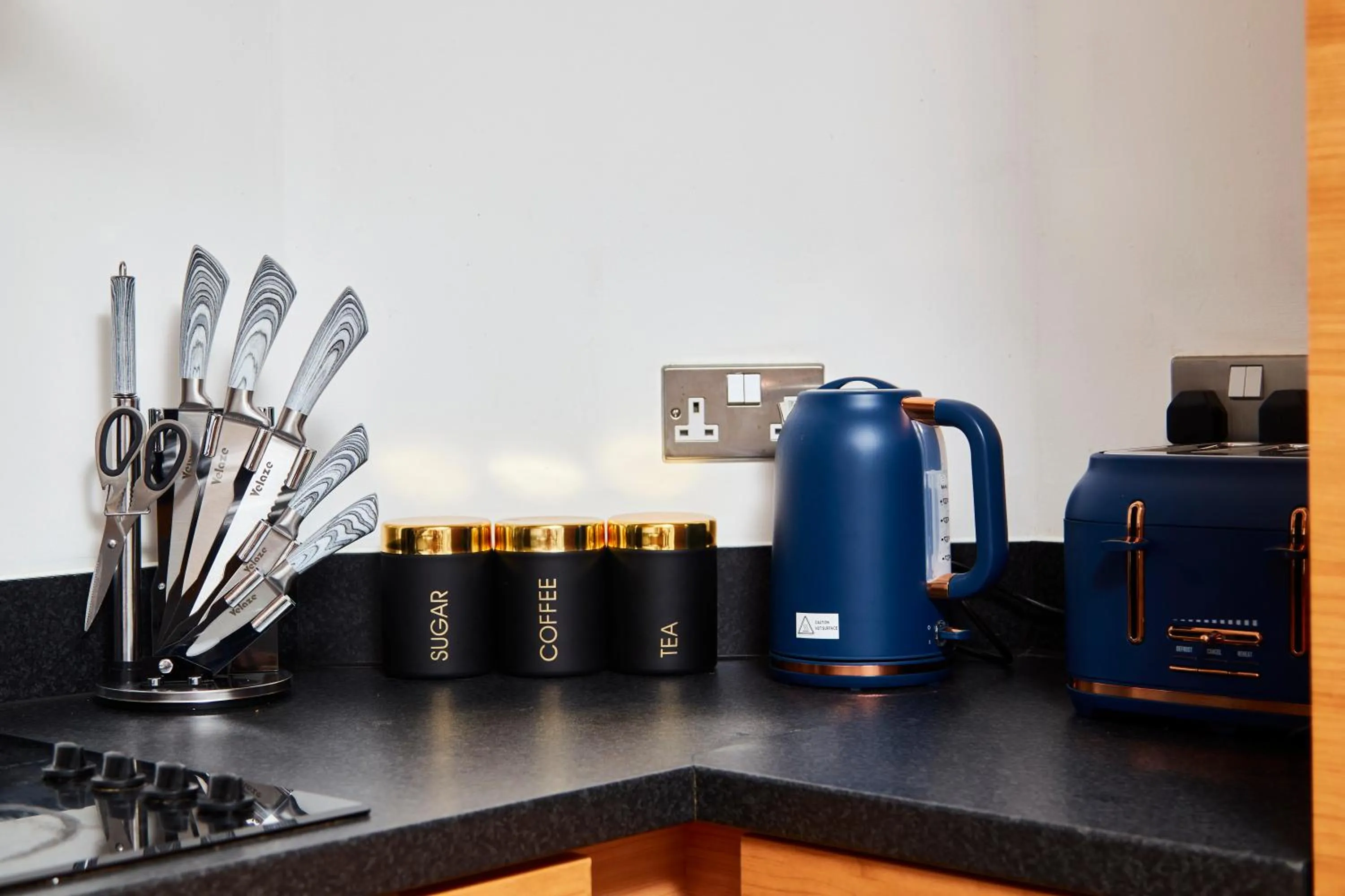 Kitchen or kitchenette in Deluxe City Centre Apt Free Parking River View Balcony