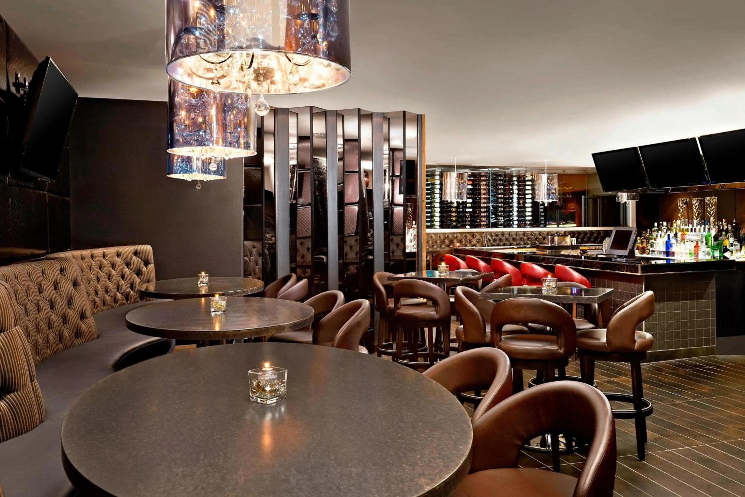 Lounge or bar in Four Points by Sheraton Hotel & Suites Calgary West
