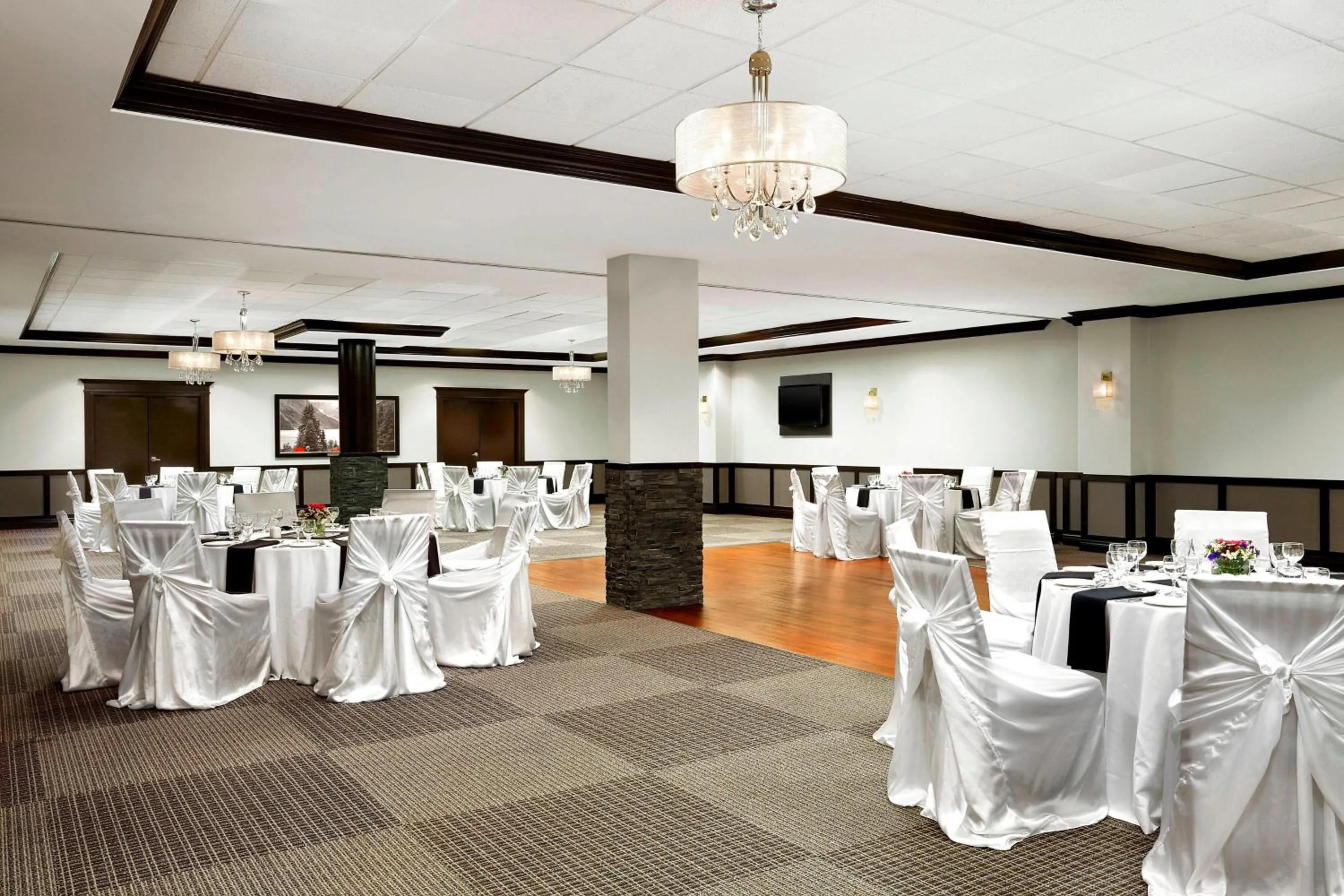 Meeting/conference room in Four Points by Sheraton Hotel & Suites Calgary West
