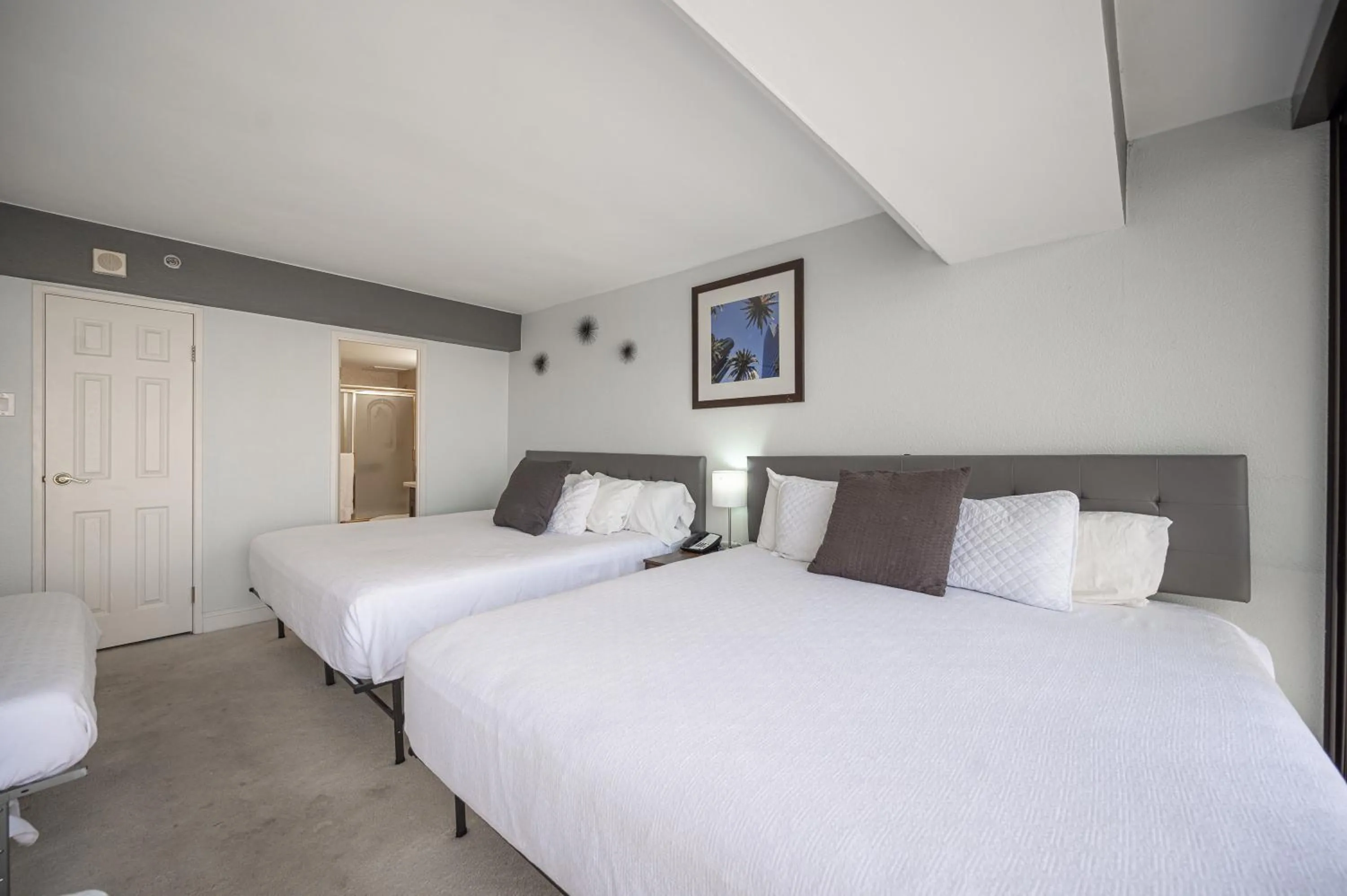 Bedroom, Bed in Stay Together Suites