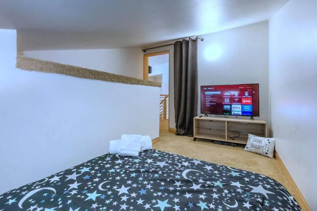 Bedroom, Bed in Tahoe Donner Luxury, Sleeps 14, Hot tub, 3100 sqft