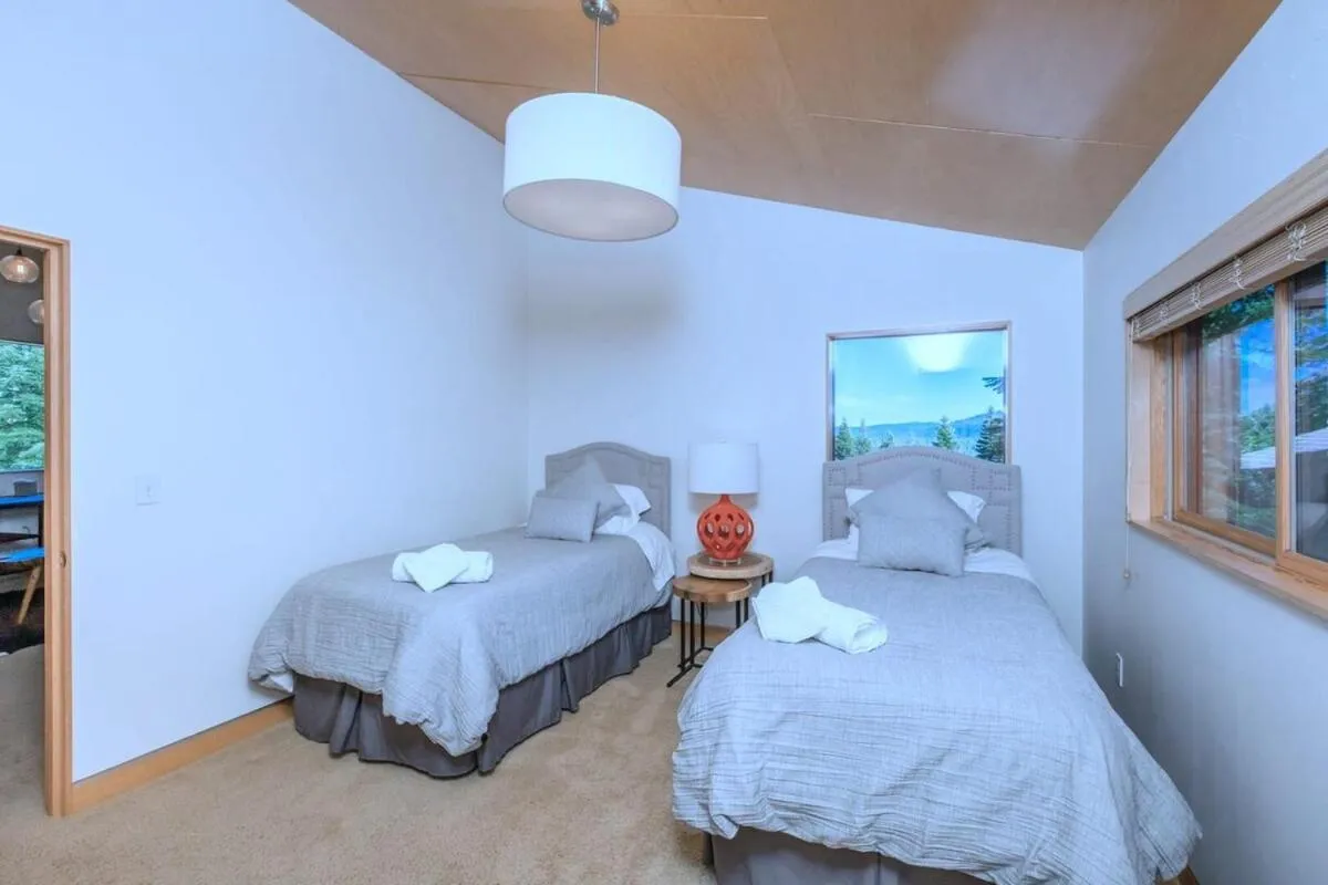 Bedroom, Bed in Tahoe Donner Luxury, Sleeps 14, Hot tub, 3100 sqft