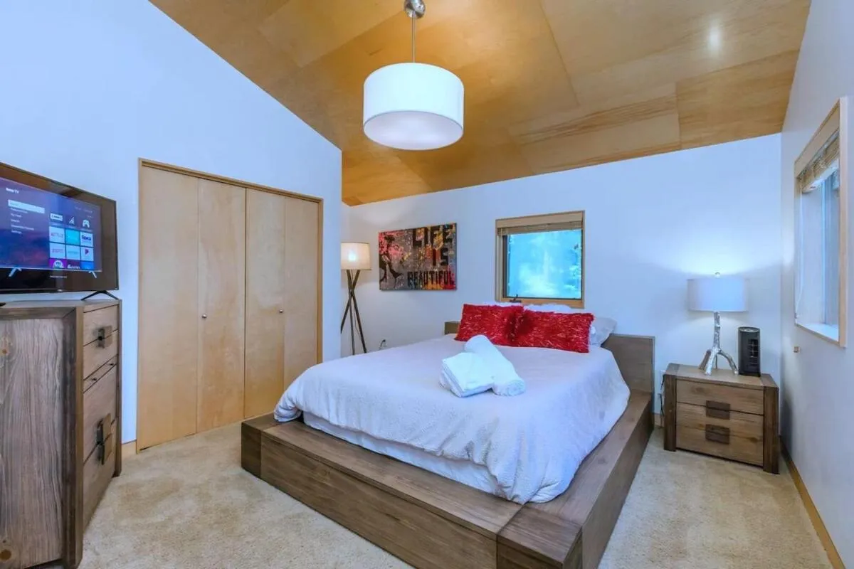 TV and multimedia, Bed in Tahoe Donner Luxury, Sleeps 14, Hot tub, 3100 sqft