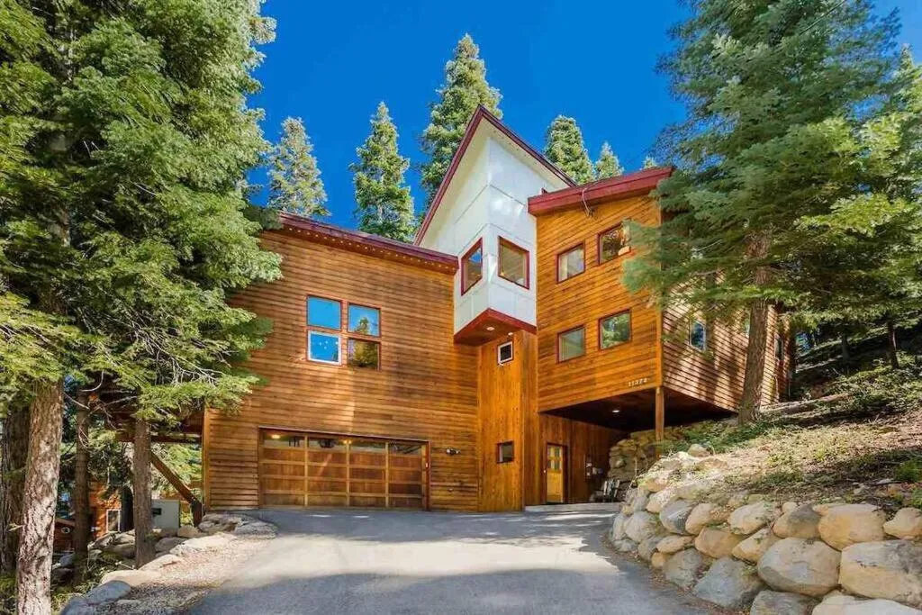 Property building in Tahoe Donner Luxury, Sleeps 14, Hot tub, 3100 sqft