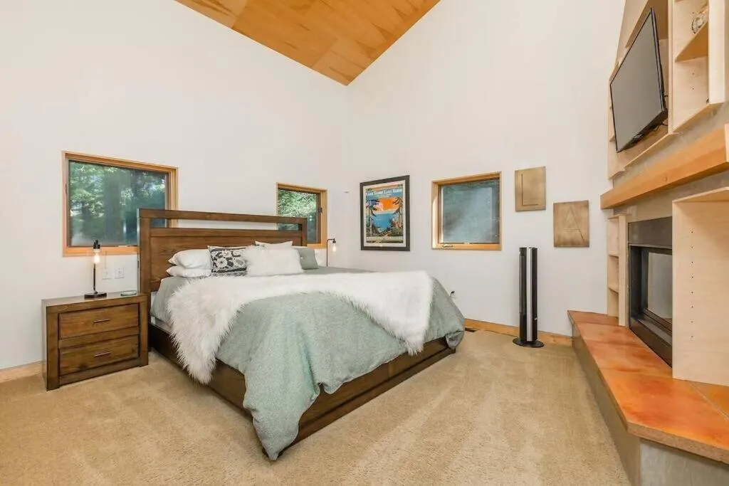 TV and multimedia, Bed in Tahoe Donner Luxury, Sleeps 14, Hot tub, 3100 sqft