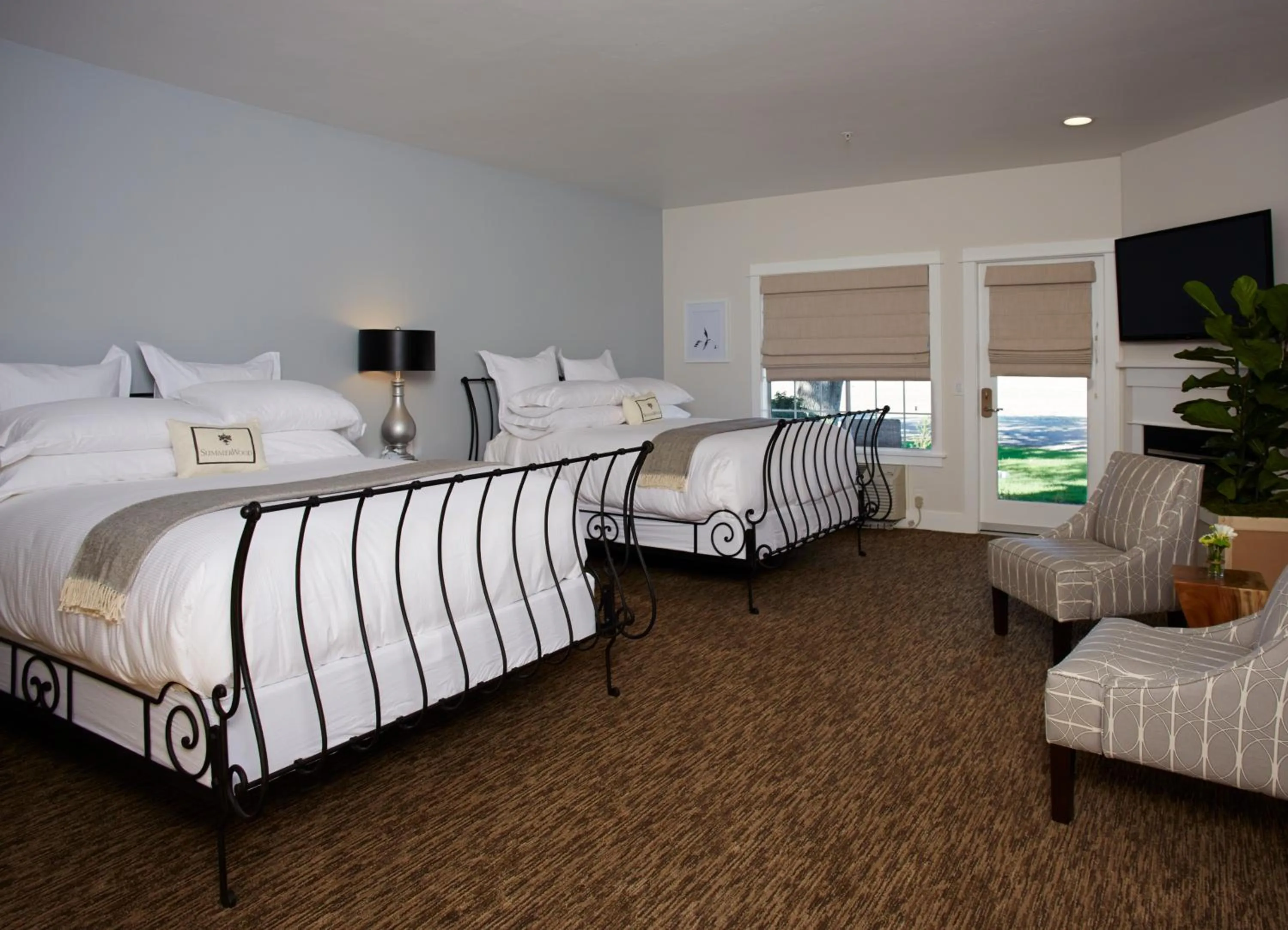 Bed in SummerWood Inn