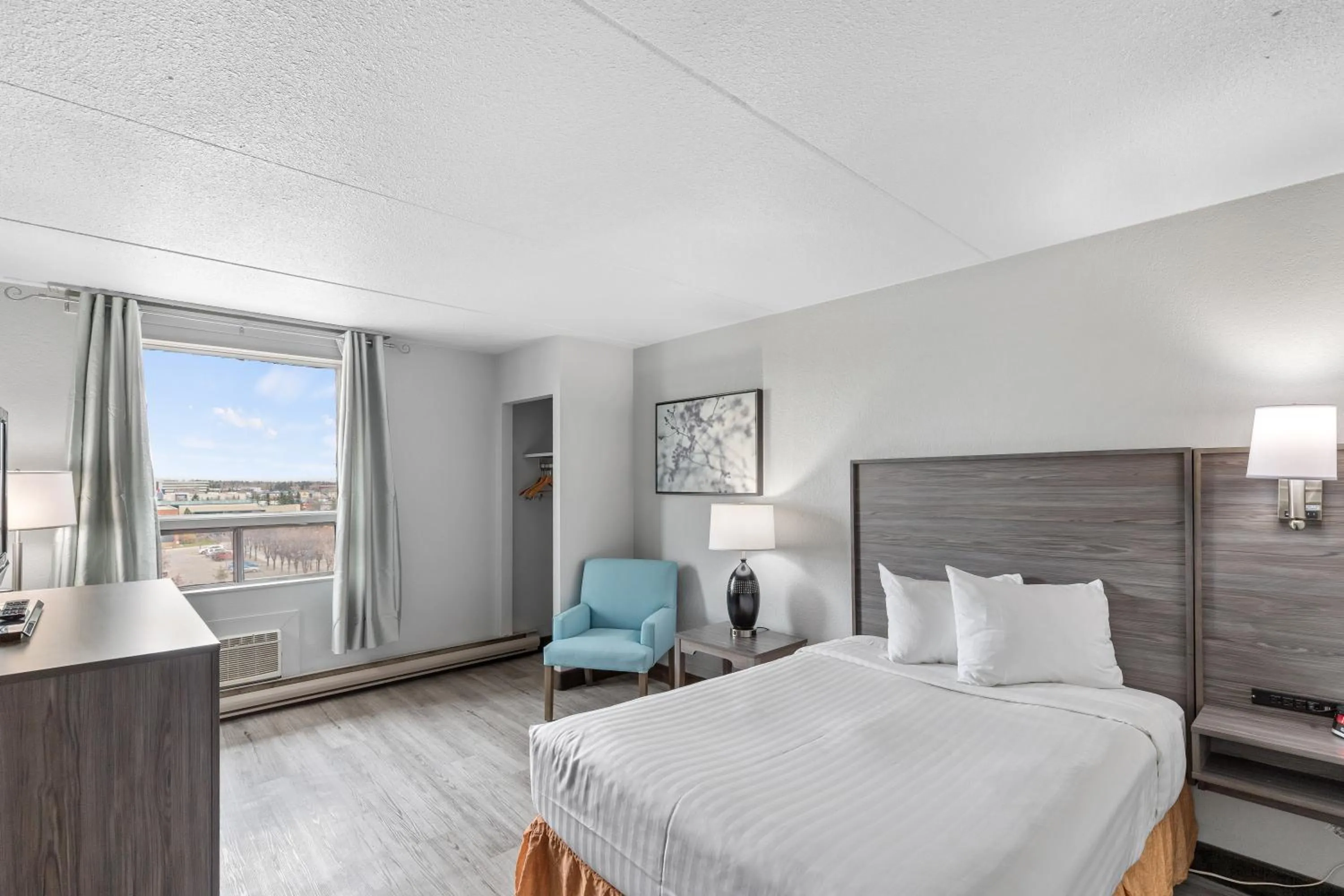 Photo of the whole room, Bed in Emerald Hotel & Suites Calgary Airport