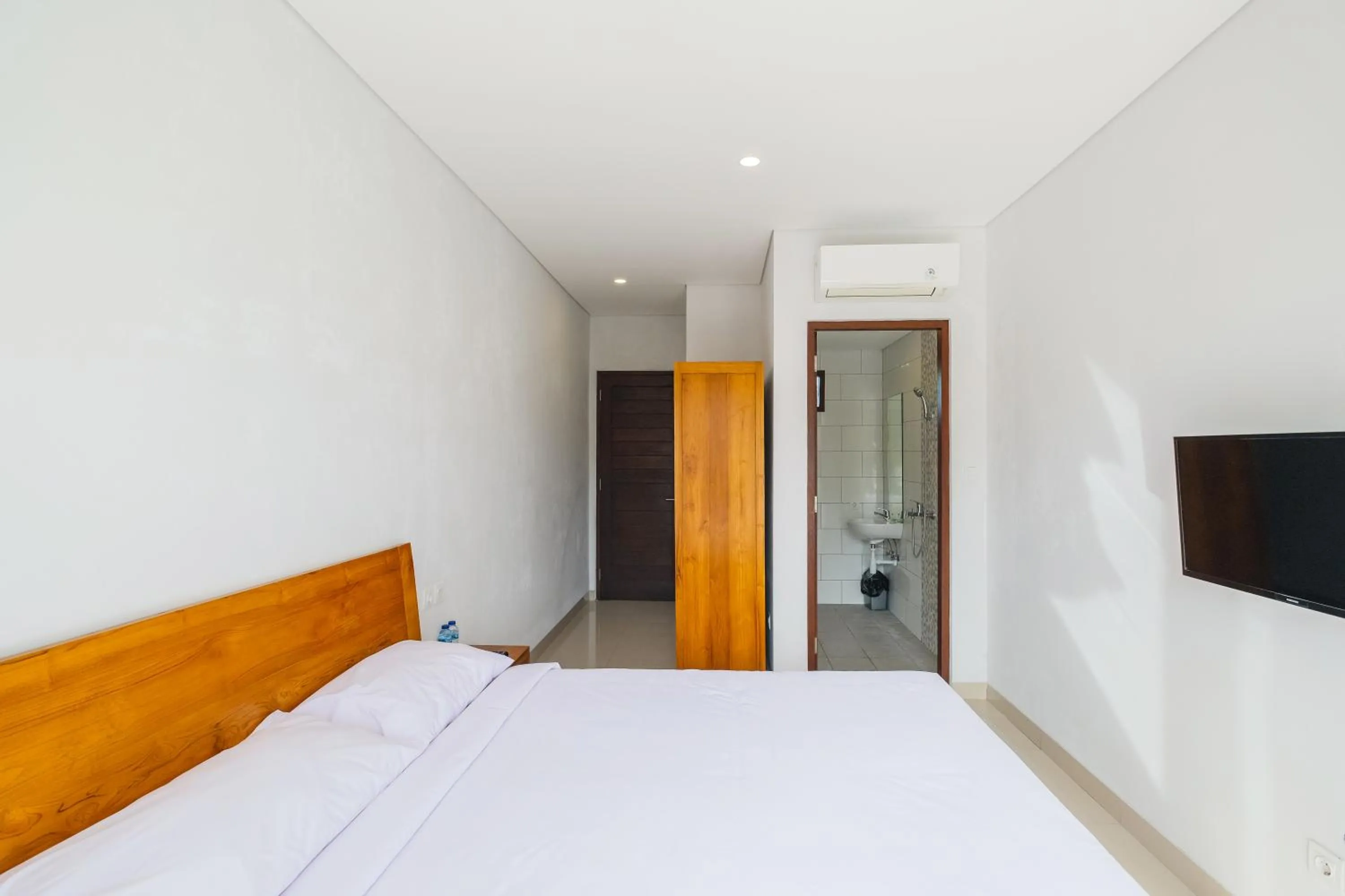 Bedroom, Bed in Dharma Guest House Seminyak RedPartner