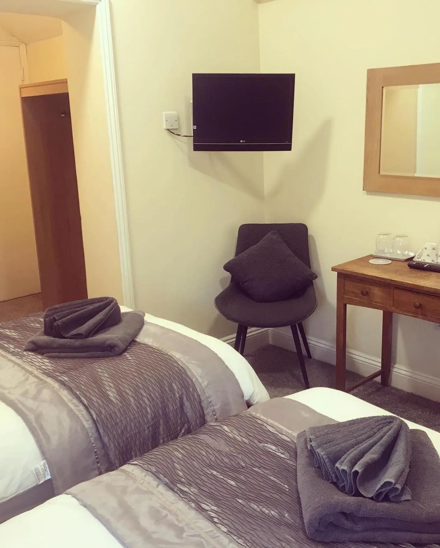 Bed in The Swan Inn Newport