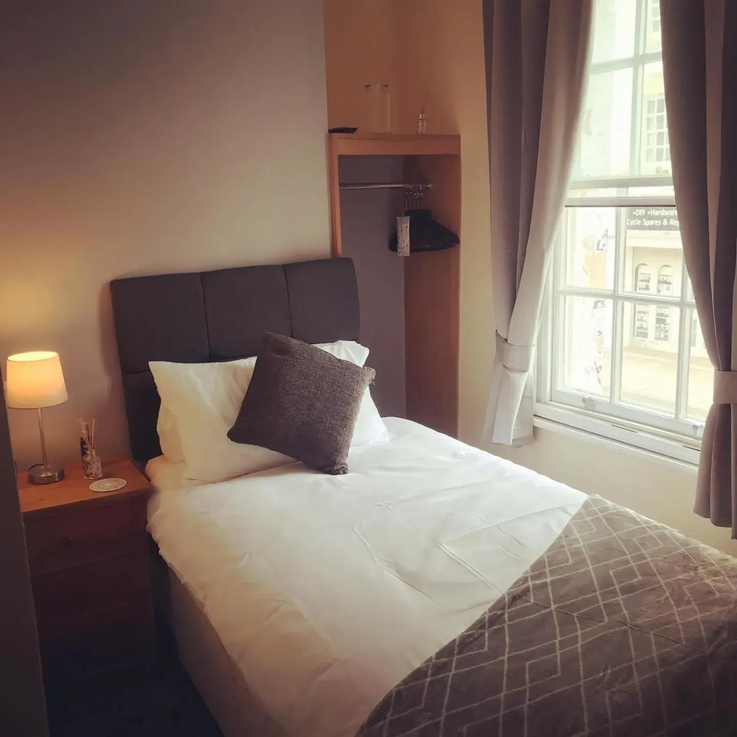 Single Room with Bathroom in The Swan Inn Newport Single Room with Bathroom in The Swan Inn Newport